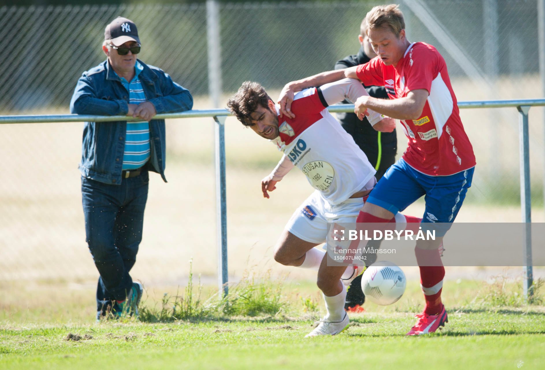 Åskådare på nära håll i matchen i division 2 Västra
