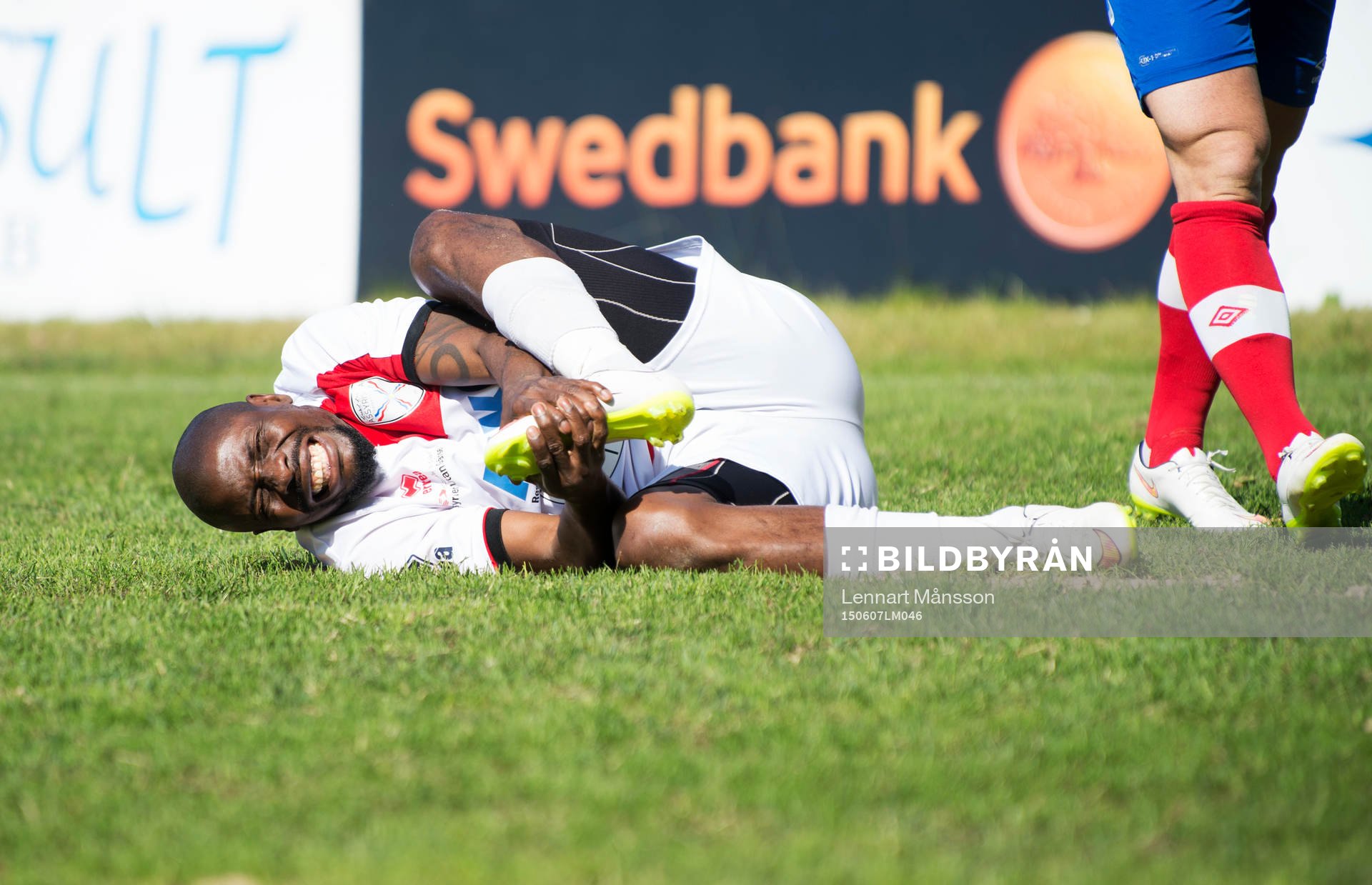 Assyriskas Jimmy Dixon vrider sig i plågor i matchen i