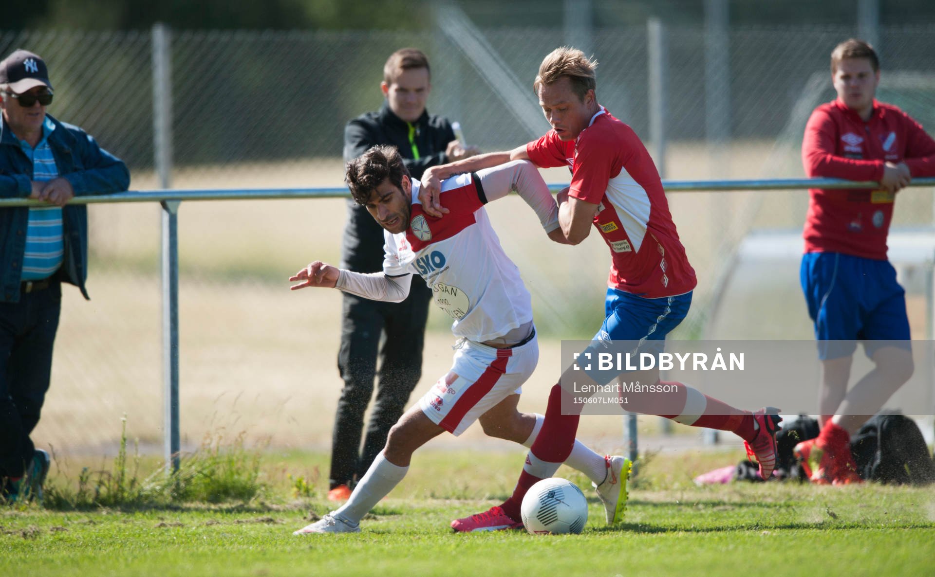 Åskådare på nära håll i matchen i division 2 Västra