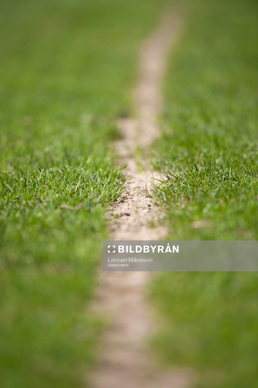 Sand i gräsmattan i matchen i division 2 Västra Götaland