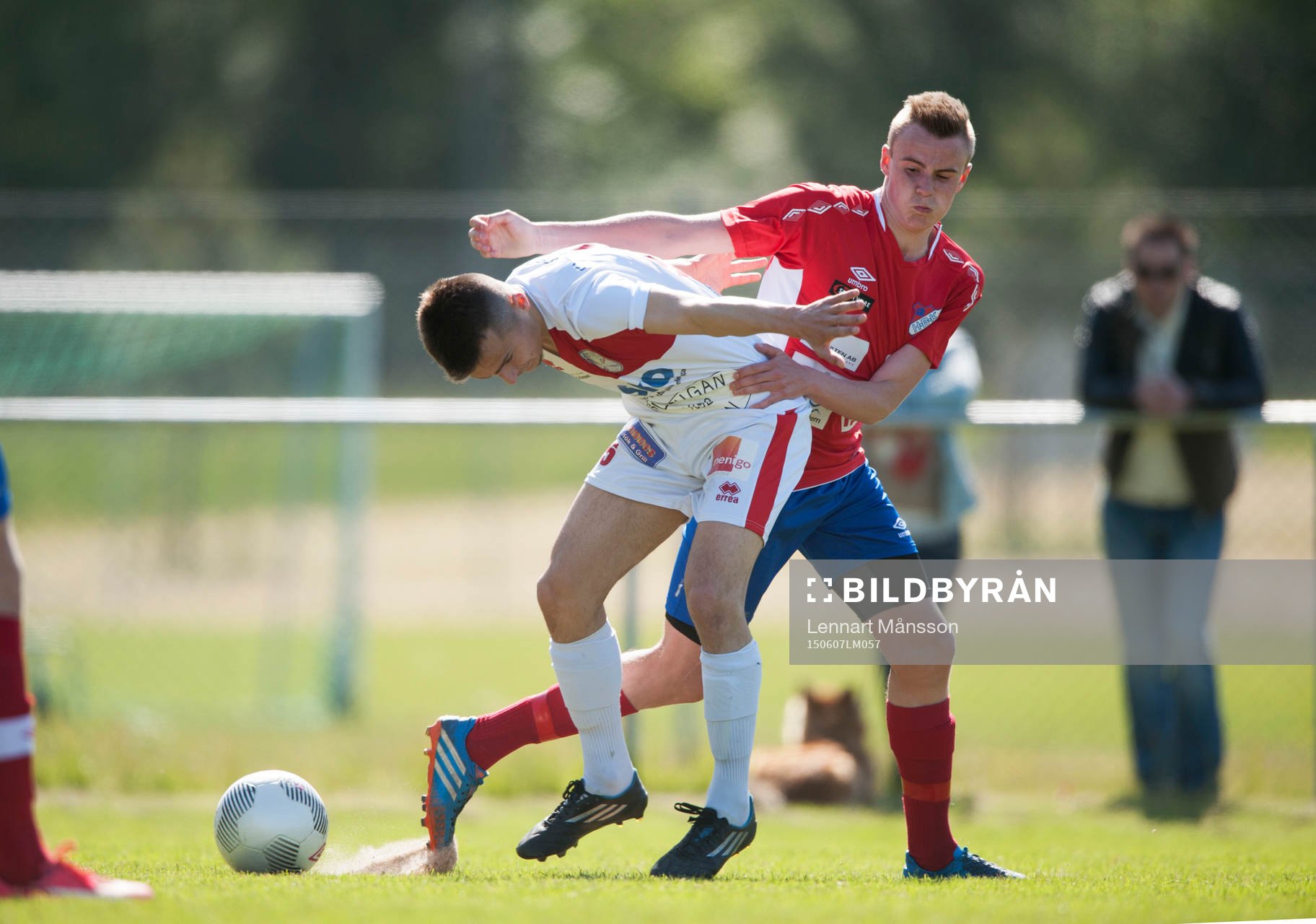  Assyriskas Meriton Qoraj dras i tröjan i matchen i division 2 Västra Götaland mellan Höganäs BK och Assyriska BK i Höganäs 7 juni 2015.