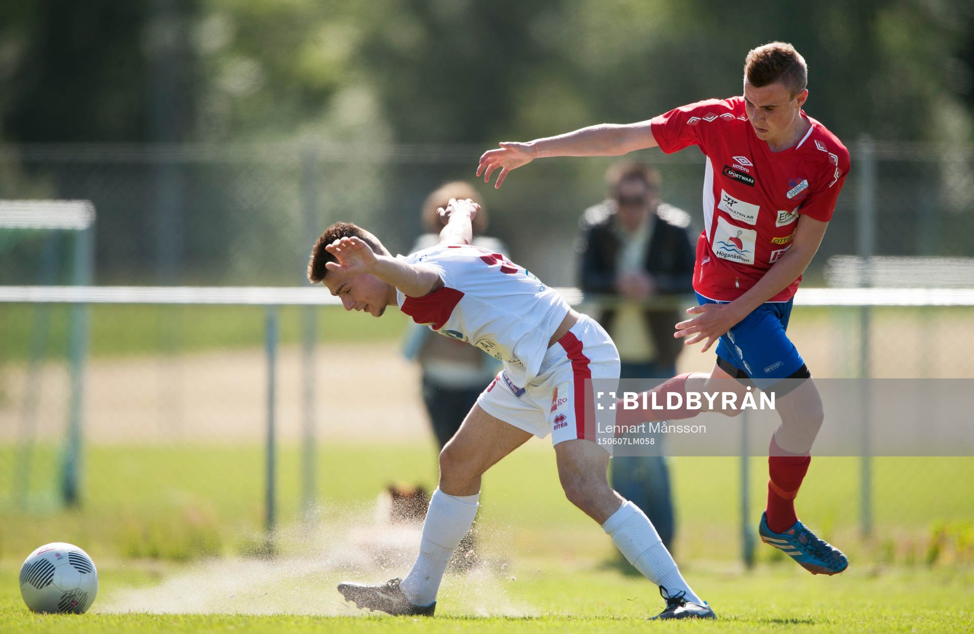  Assyriskas Meriton Qoraj dras i tröjan i matchen i division 2 Västra Götaland mellan Höganäs BK och Assyriska BK i Höganäs 7 juni 2015.