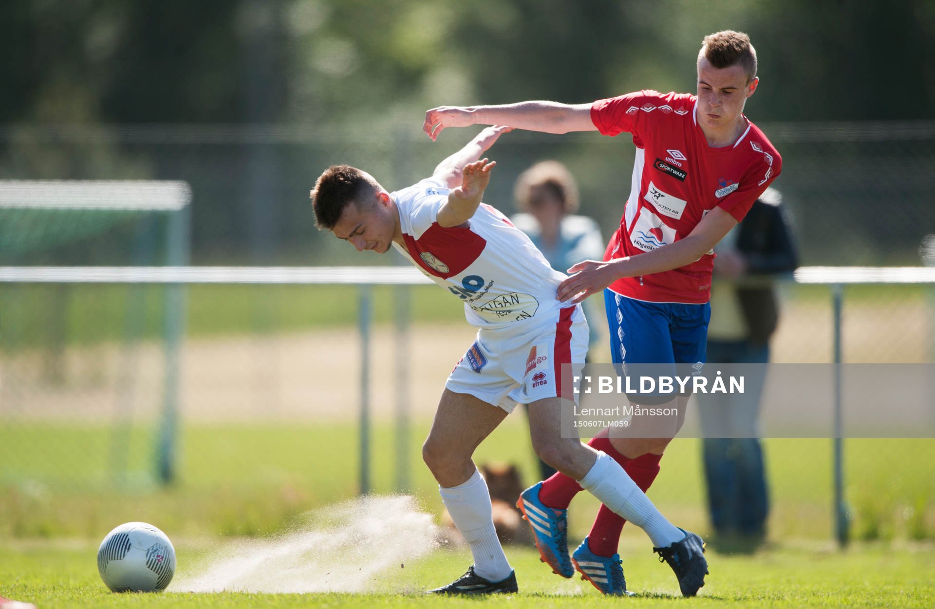  Assyriskas Meriton Qoraj dras i tröjan i matchen i division 2 Västra Götaland mellan Höganäs BK och Assyriska BK i Höganäs 7 juni 2015.