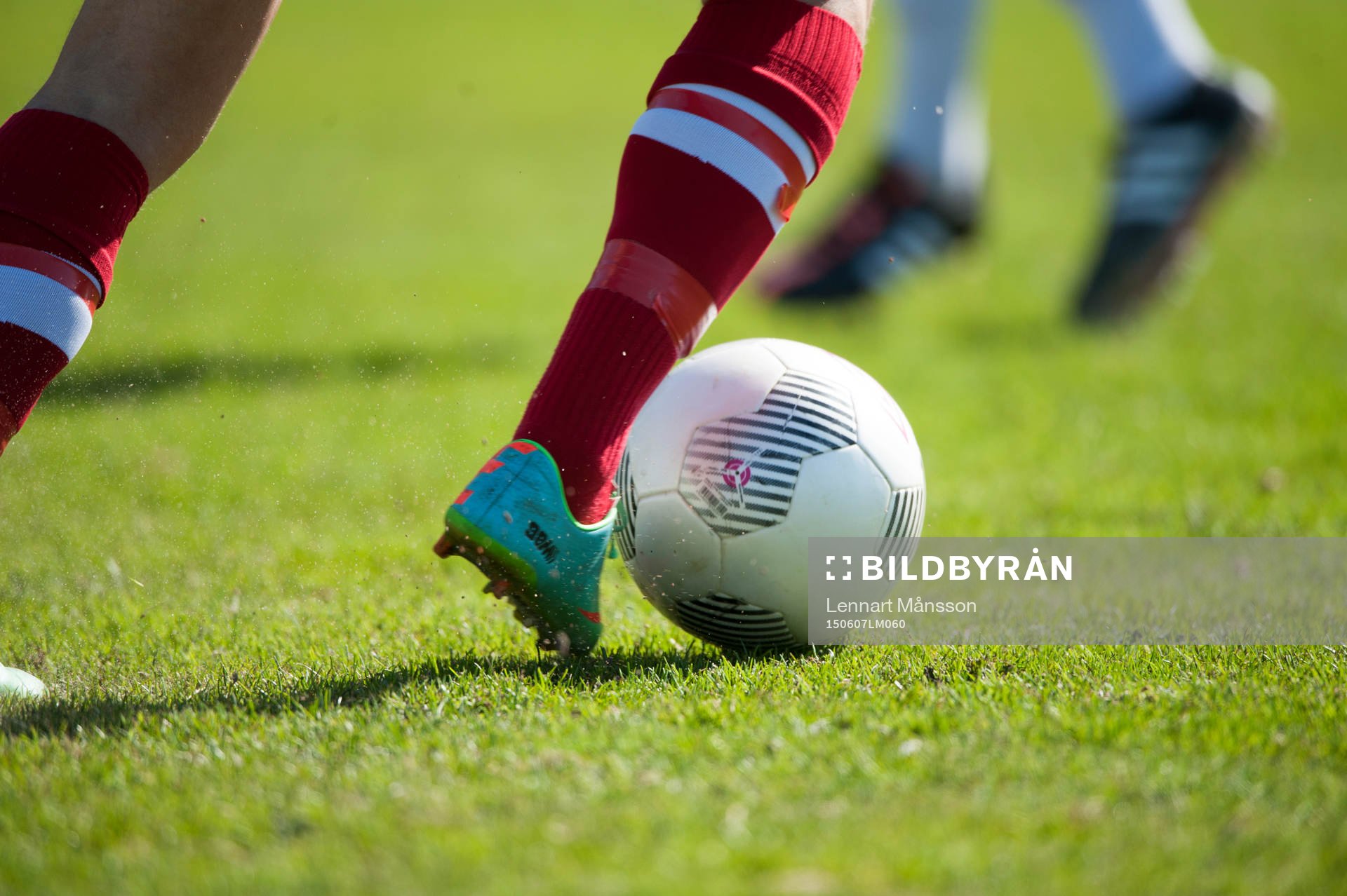 Bollkontroll i matchen i division 2 Västra Götaland mellan Höganäs BK och Assyriska BK i Höganäs 7 juni 2015.