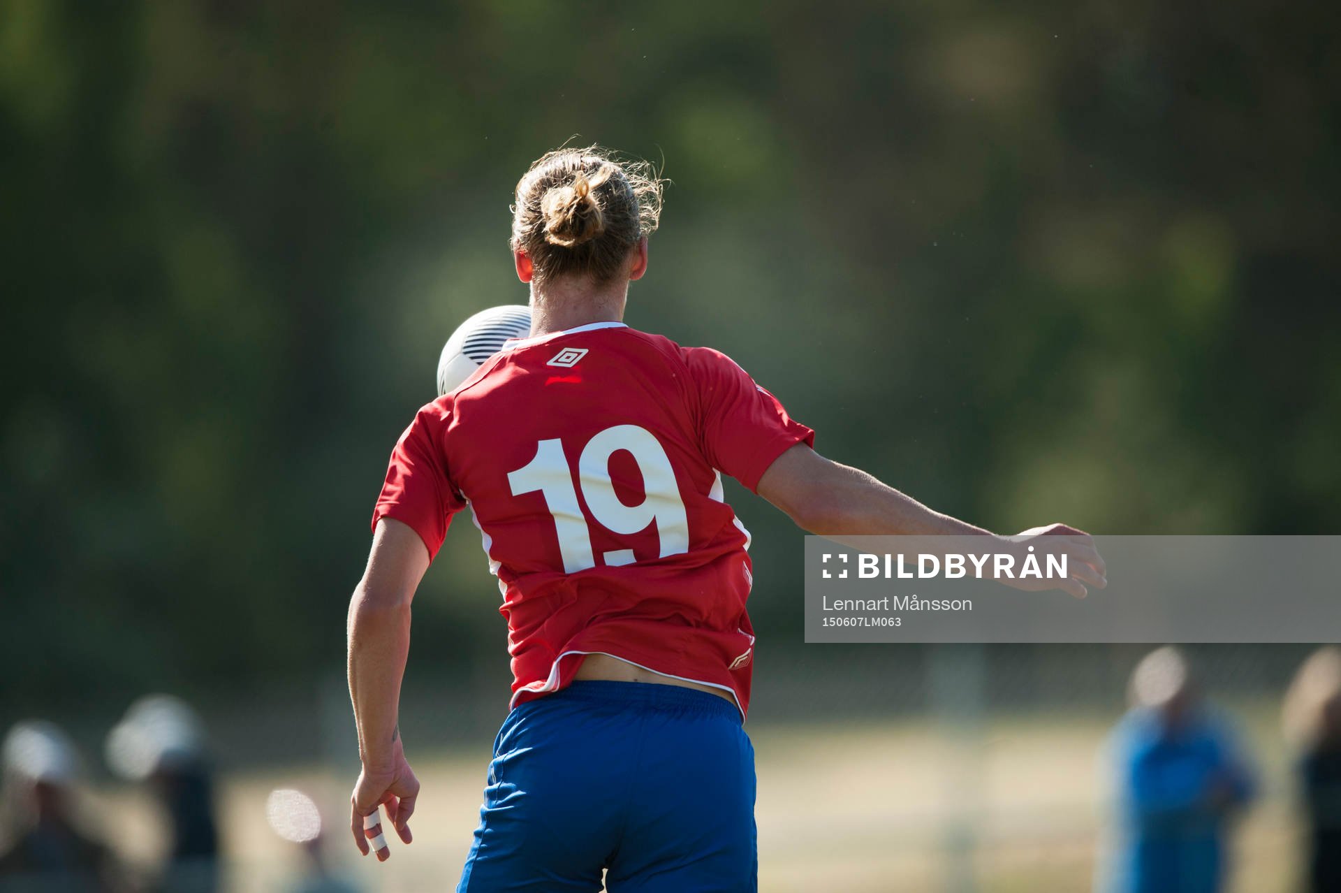 Nedtagning på bröstet i matchen i division 2 Västra