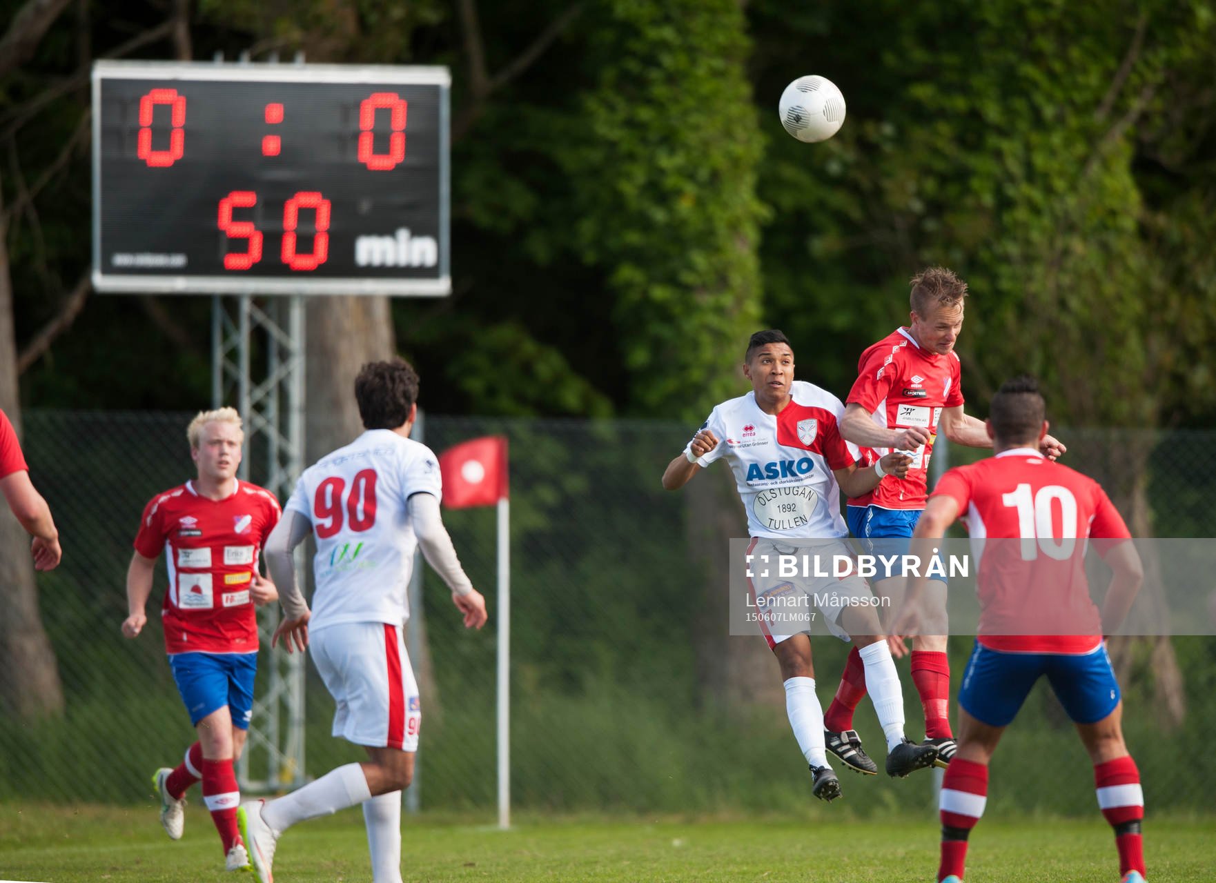  Duell vid matchuret, Höganäs Fredrik Svanbäck och Assyriskas Daniel Albano Neves i matchen i division 2 Västra Götaland mellan Höganäs BK och Assyriska BK i Höganäs 7 juni 2015.