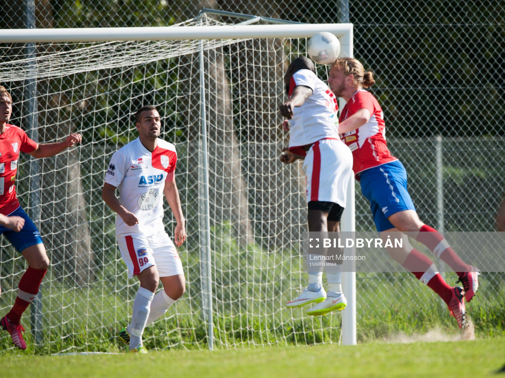 Assyriskas Jimmy Dixon och Höganäs Robin Hofsö i matchen
