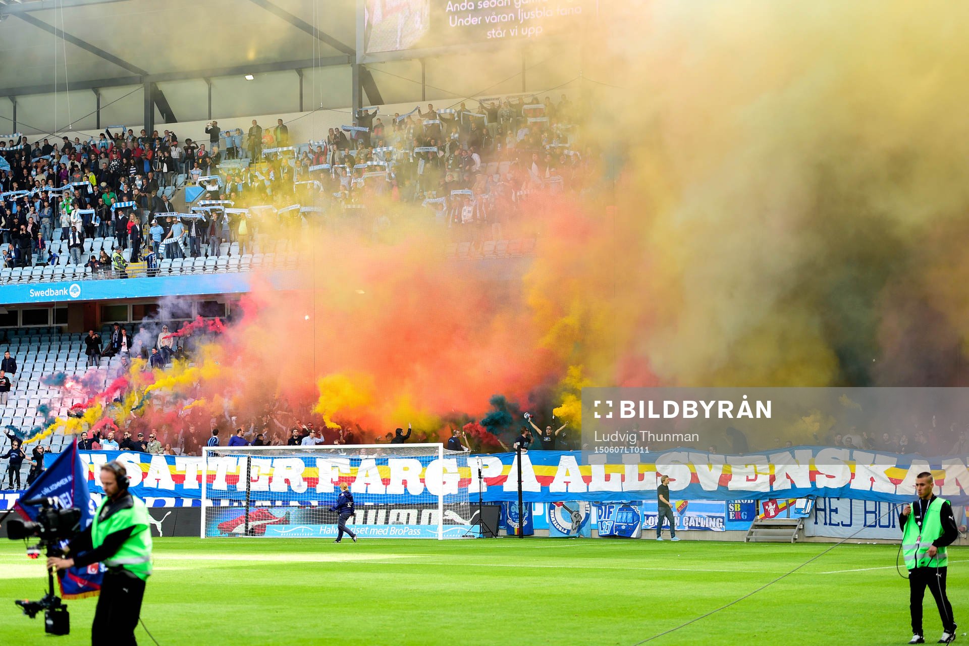 Bengaler från Djurgårdens klack innan fotbollsmatchen i