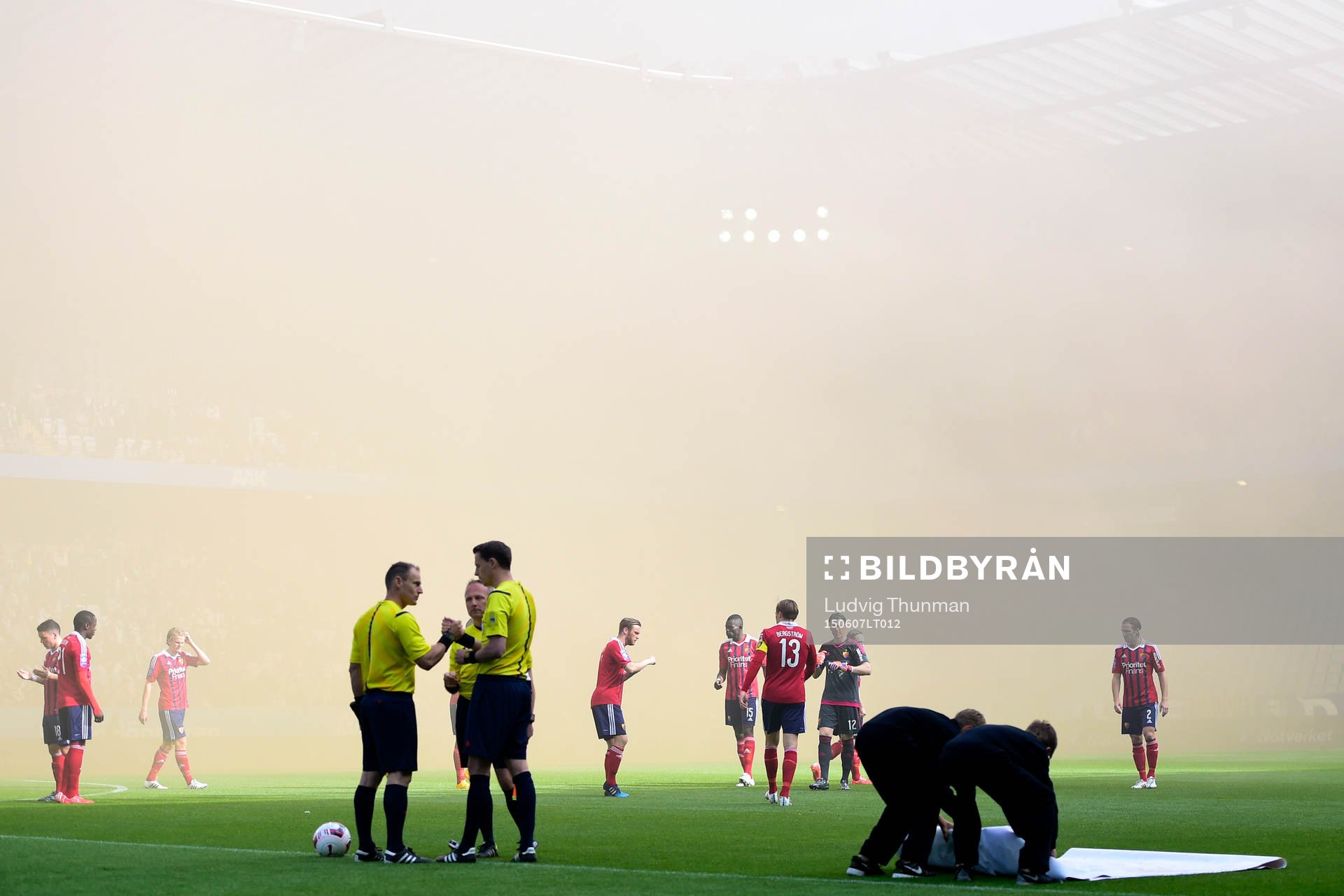 Röken ligger tung över stadion
