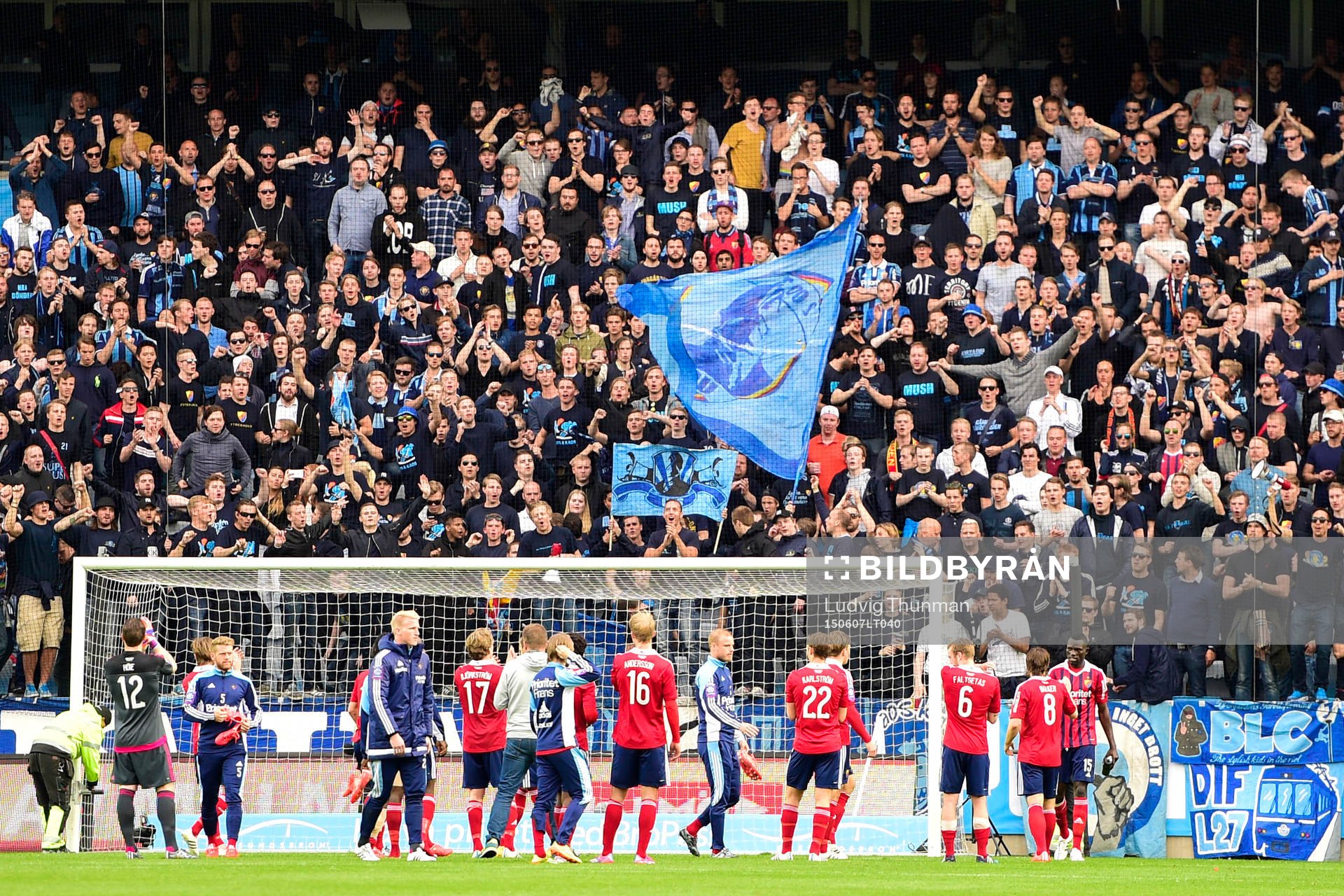 Djurgårdens spelare tackar det tillresta supportrarna