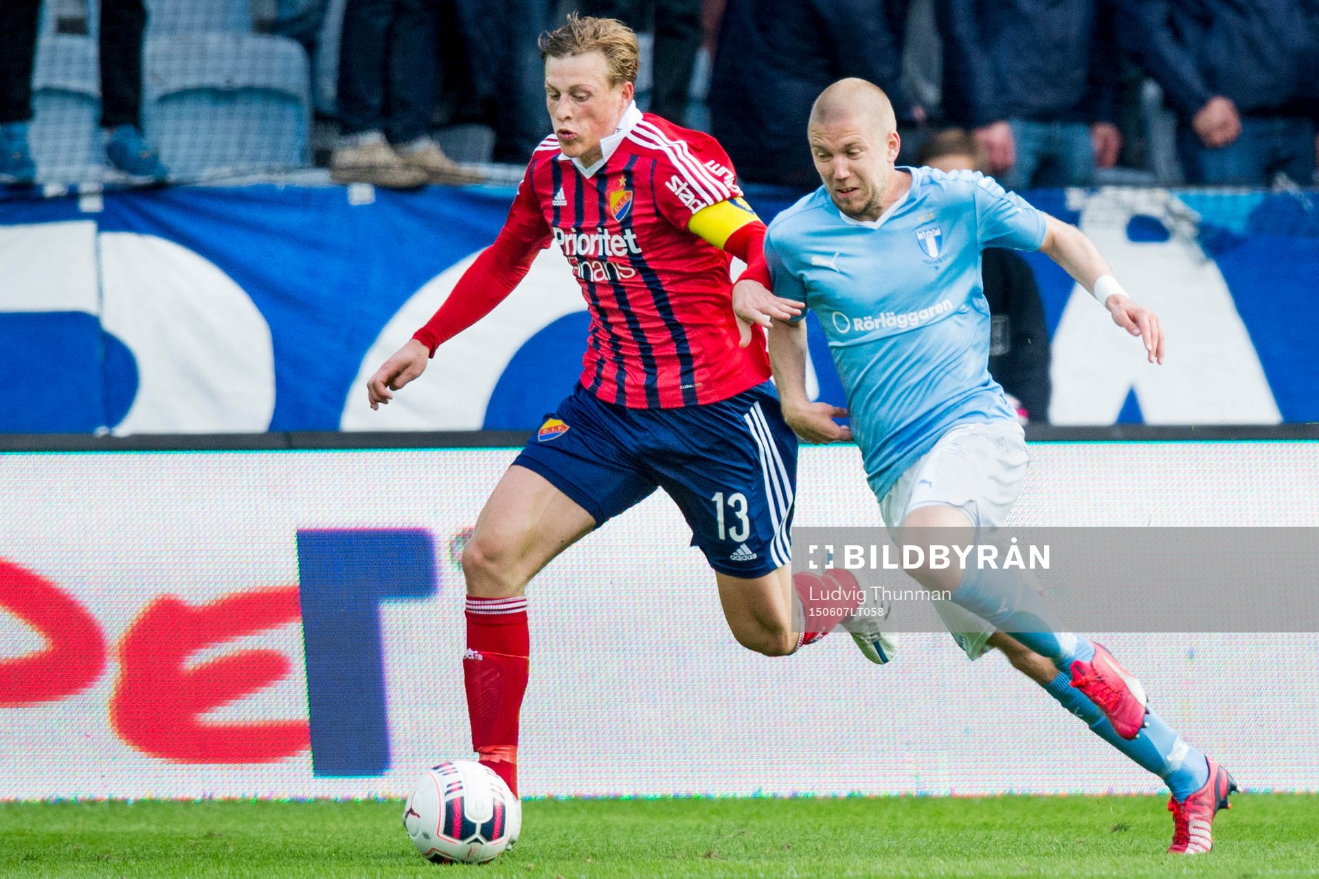 Djurgårdens Emil Bergström jagas av Malmö FFs Anton