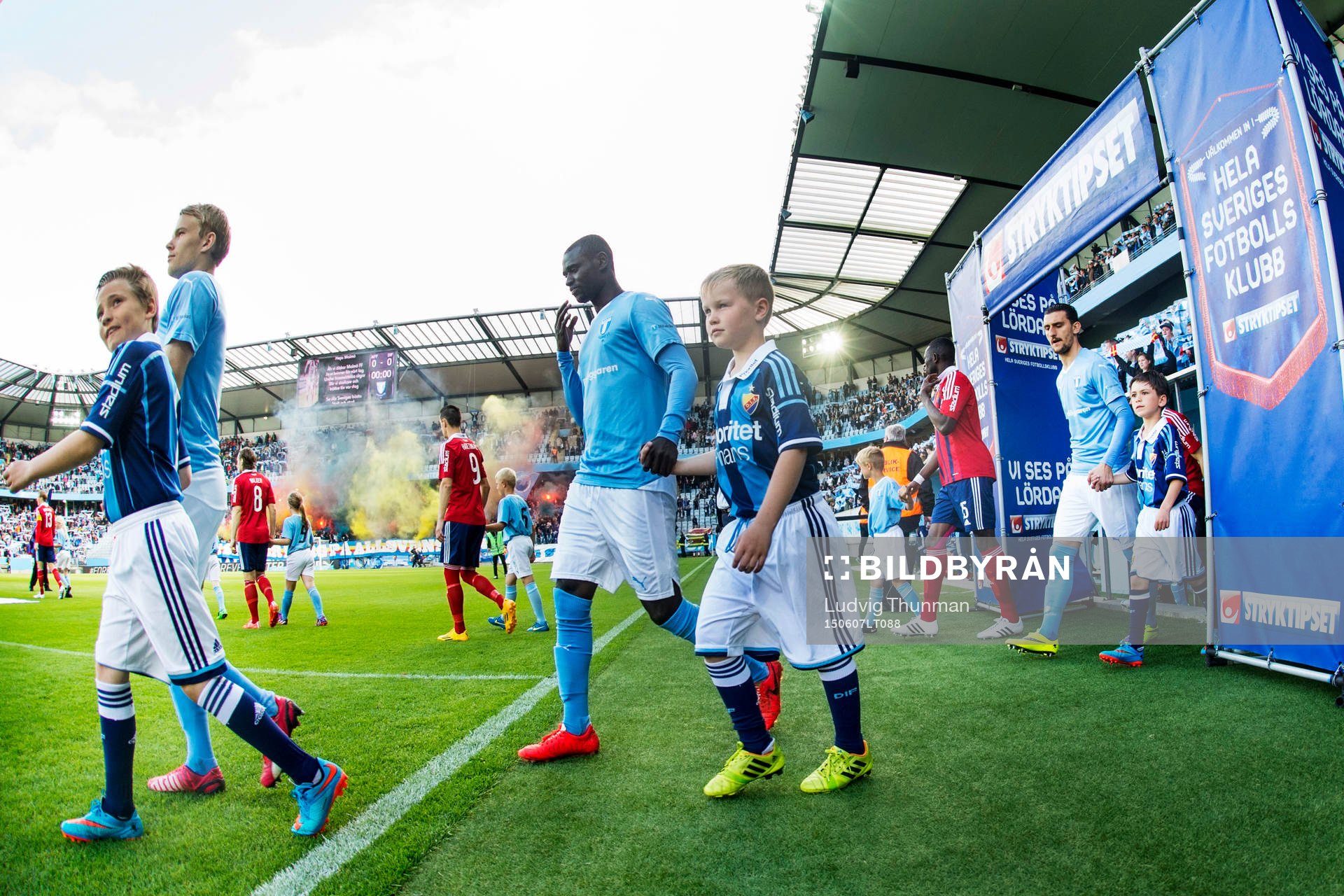Malmö FFs Enoch Kofi Adu kommer in på planen samtidigt