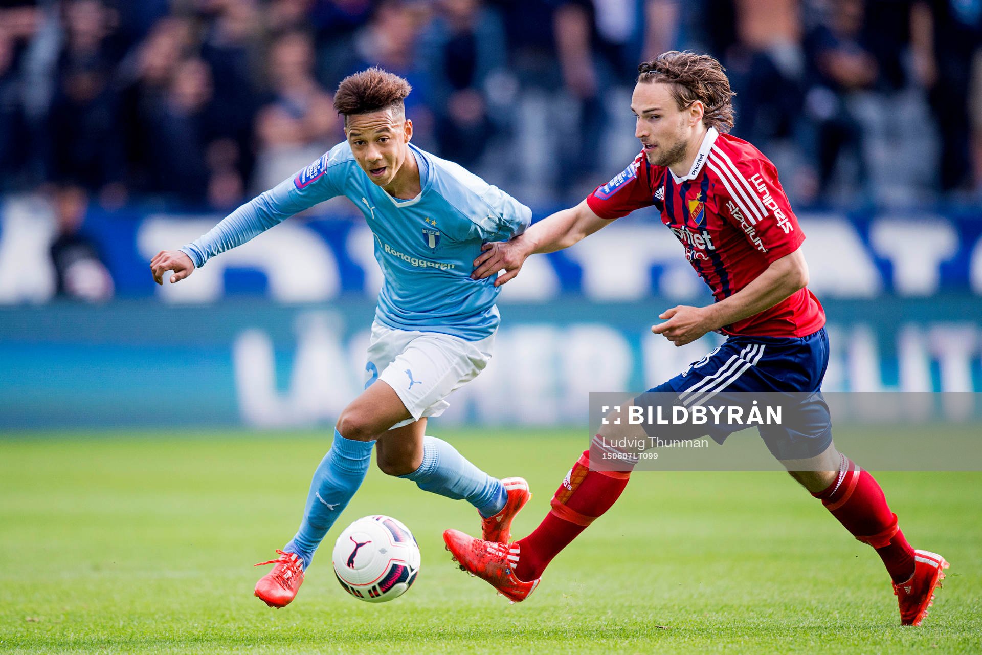 Malmö FFs Tobias Sana jagas av Djurgårdens Kevin Walker
