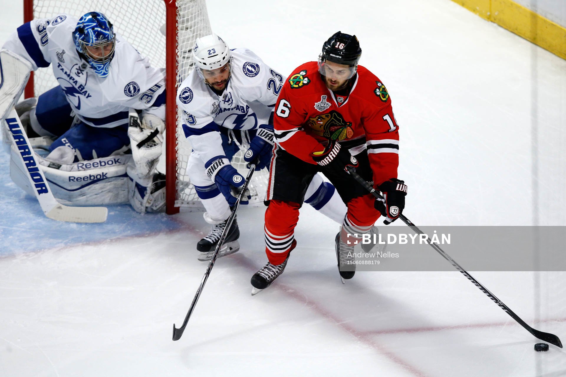Chicago Blackhawks center Marcus Kruger (16) battles Tampa