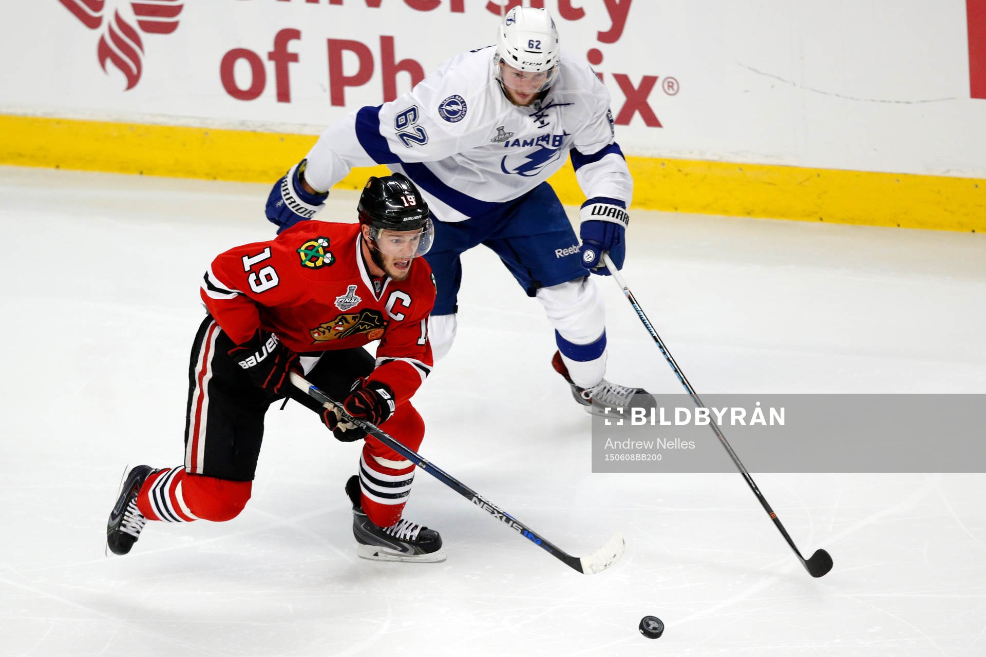 Chicago Blackhawks center Jonathan Toews (19) advances past