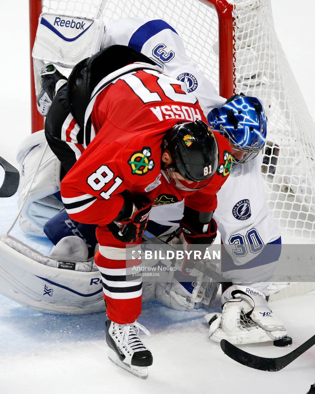 Chicago Blackhawks right wing Marian Hossa (81) collides