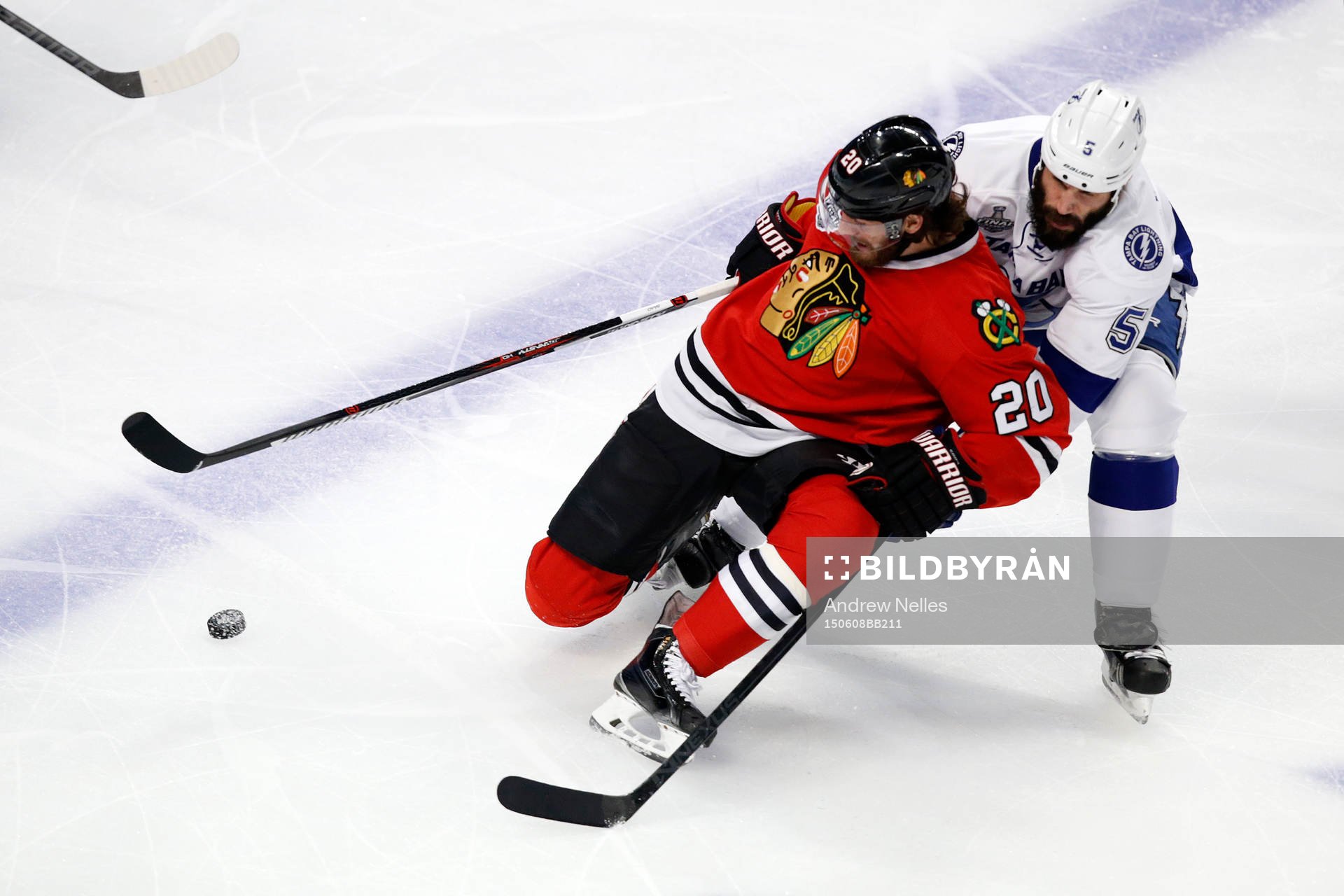 Chicago Blackhawks left wing Brandon Saad (20) collides