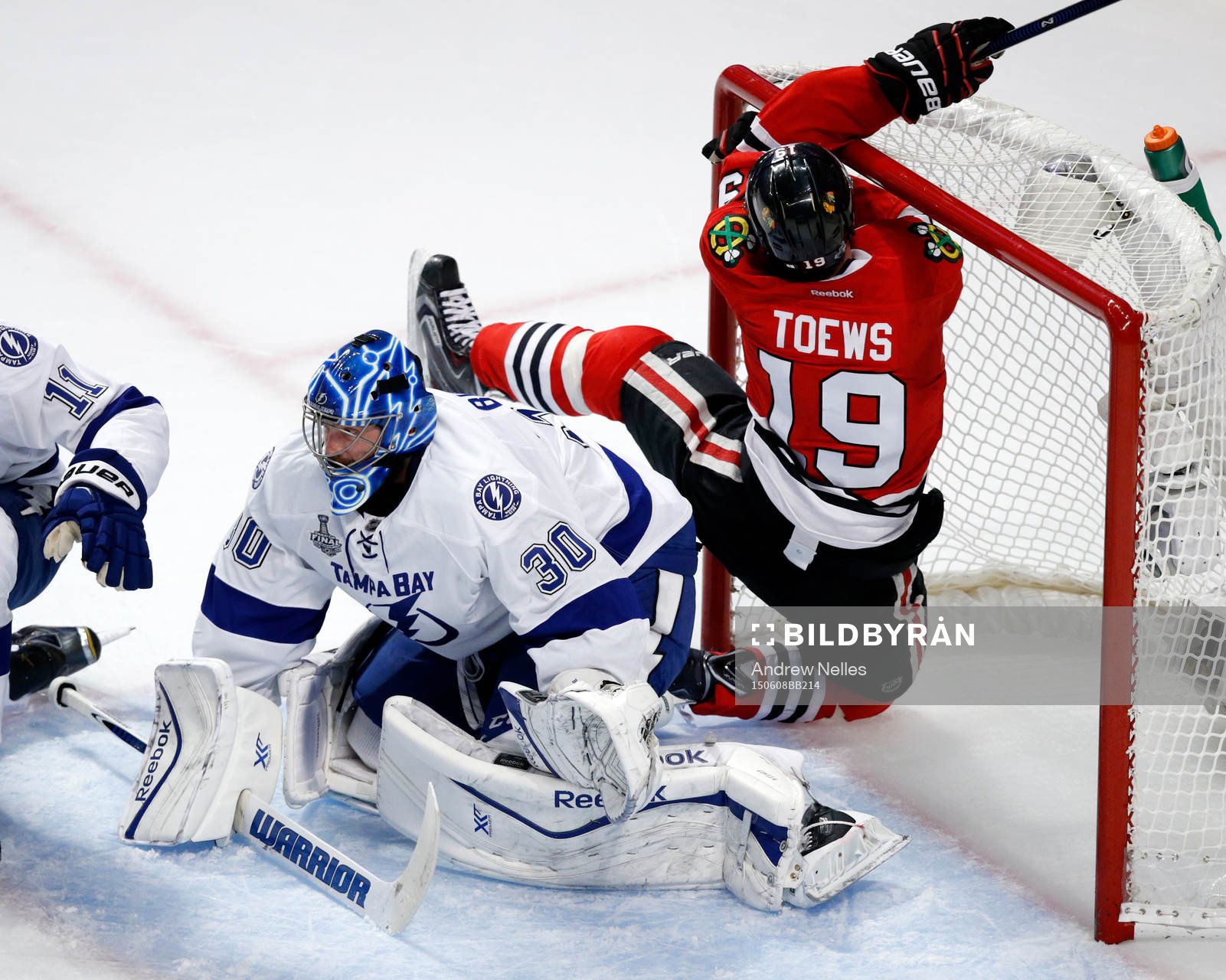 Chicago Blackhawks center Jonathan Toews (19) crashes into