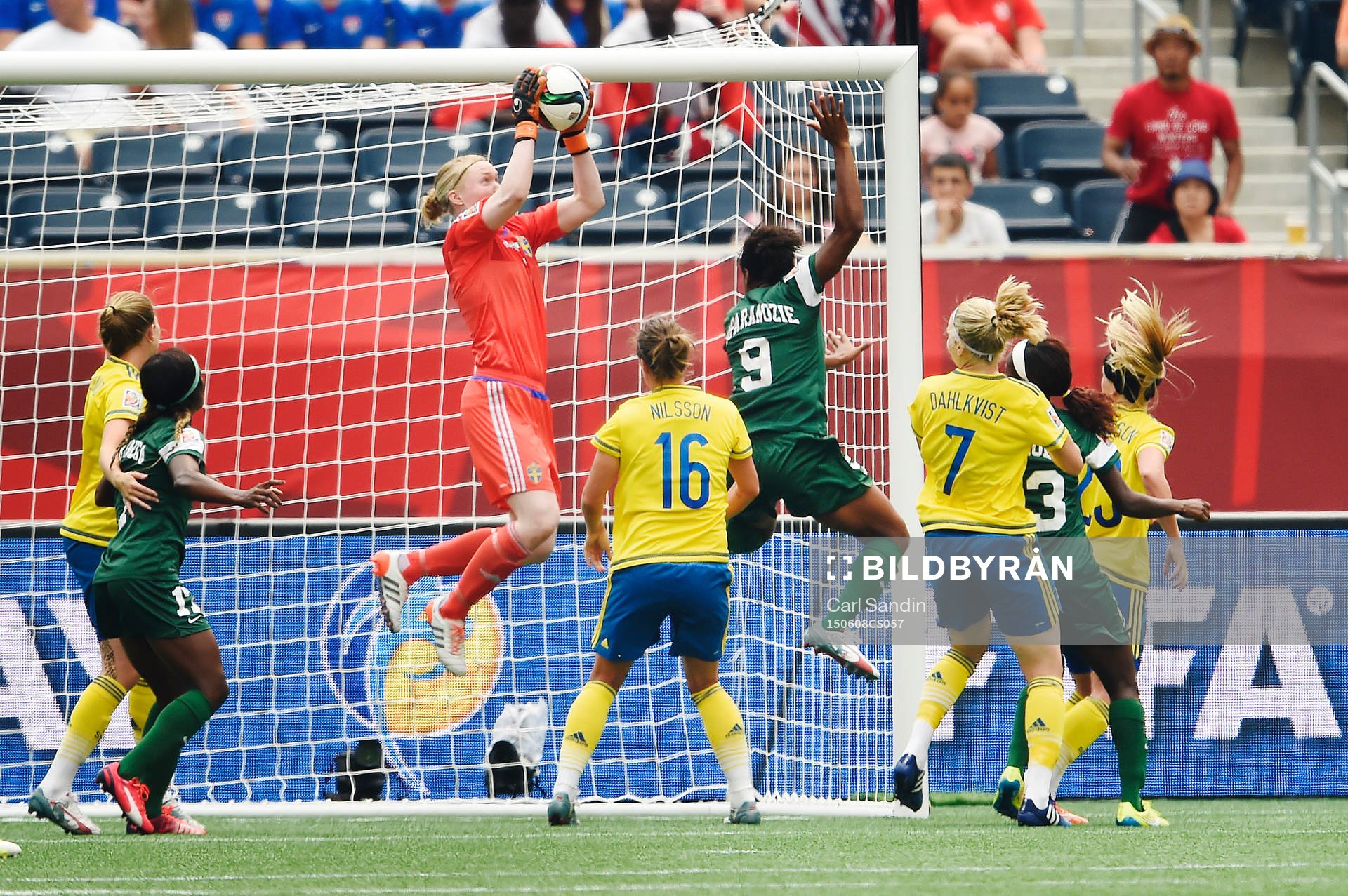 Sveriges målvakt Hedvig Lindahl räddar en frispark