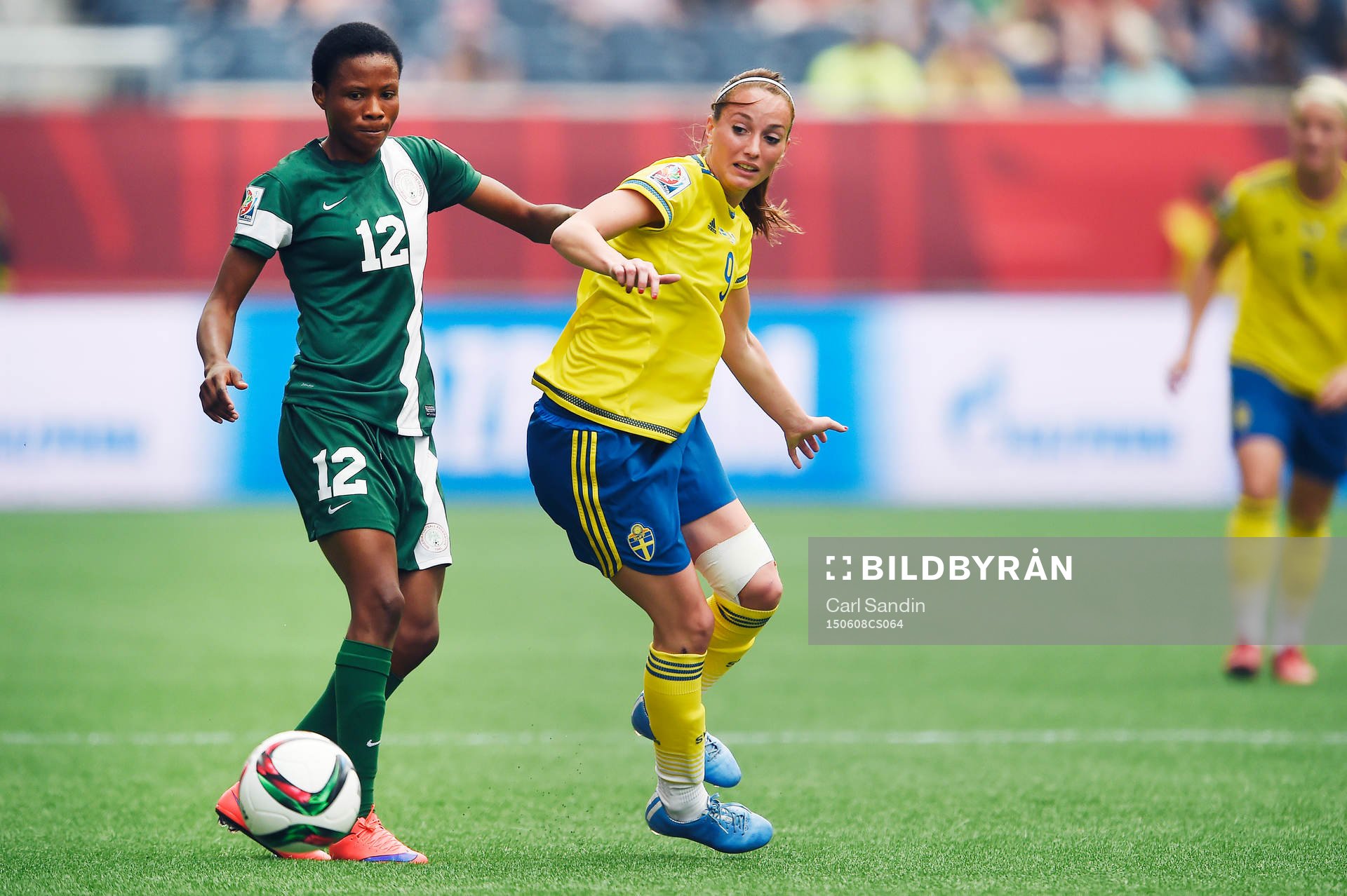 Nigerias Halimatu Ayinde och Sveriges Kosovare Asllani