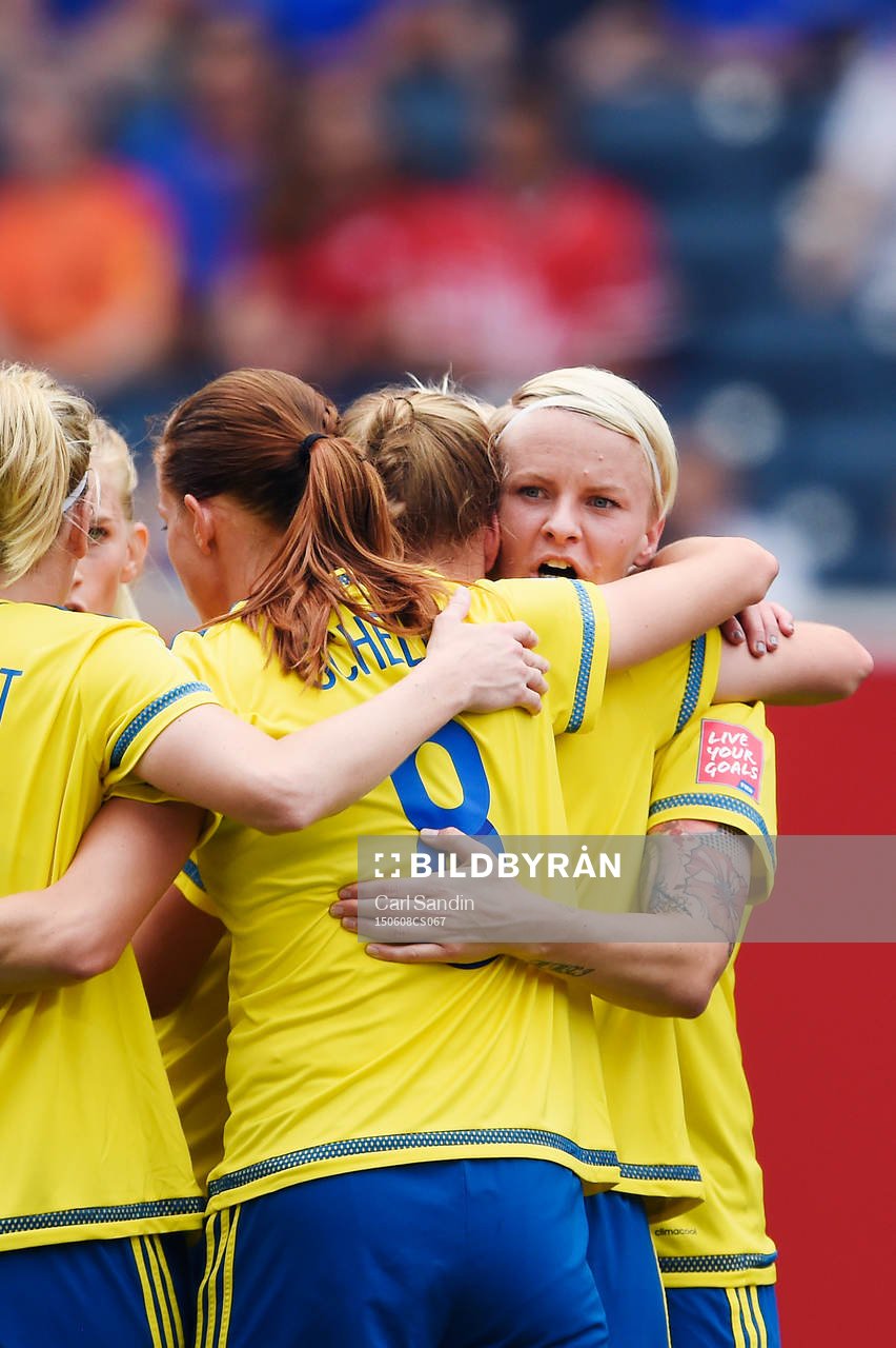 Sveriges spelare med Nilla Fischer (th) jublar efter 1-0 under fotbollsmatchen i VM mellan Sverige och Nigeria den 8 juni 2015 i Winnipeg.