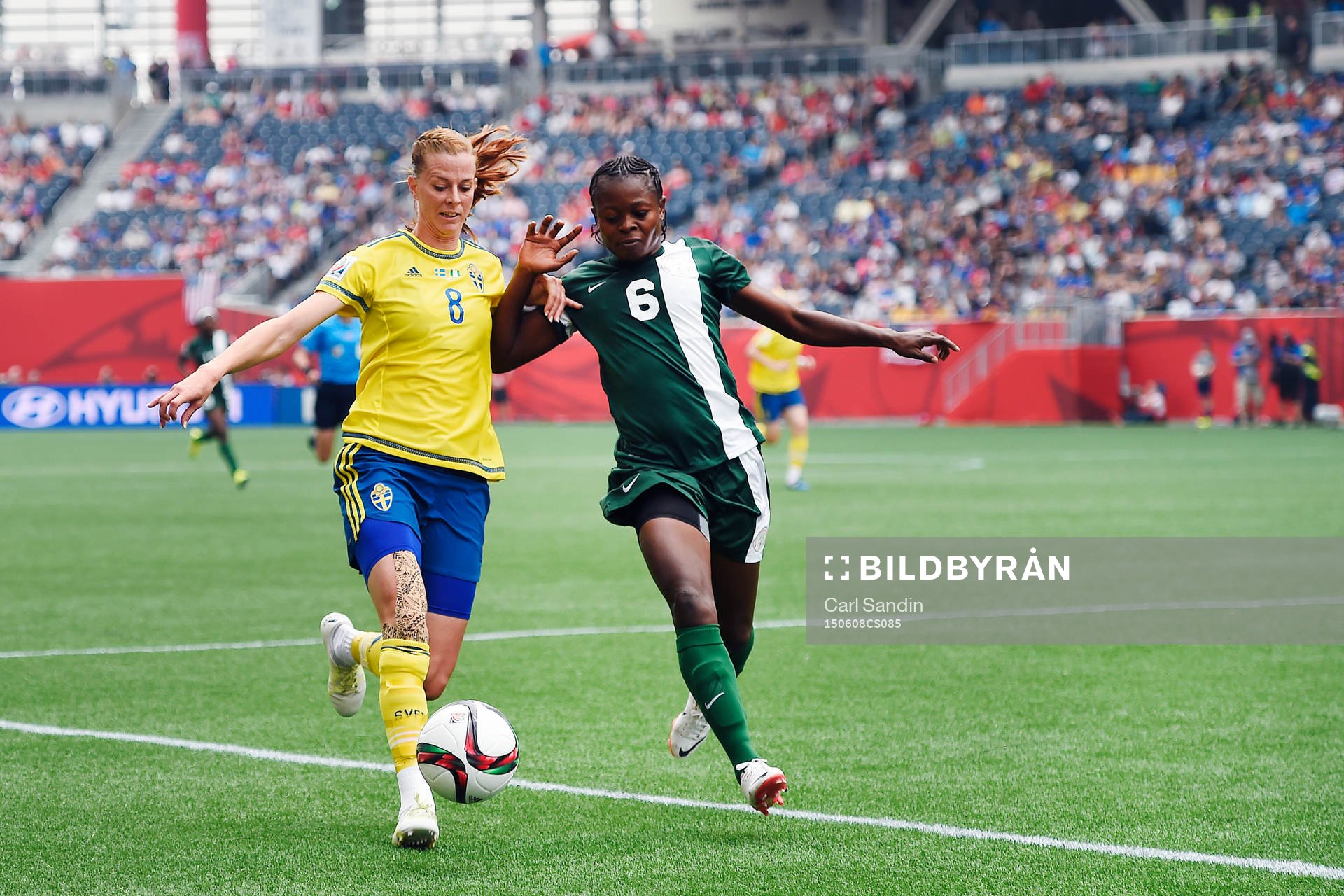 Sveriges Lotta Schelin och Nigerias Josephine Chukwunonye