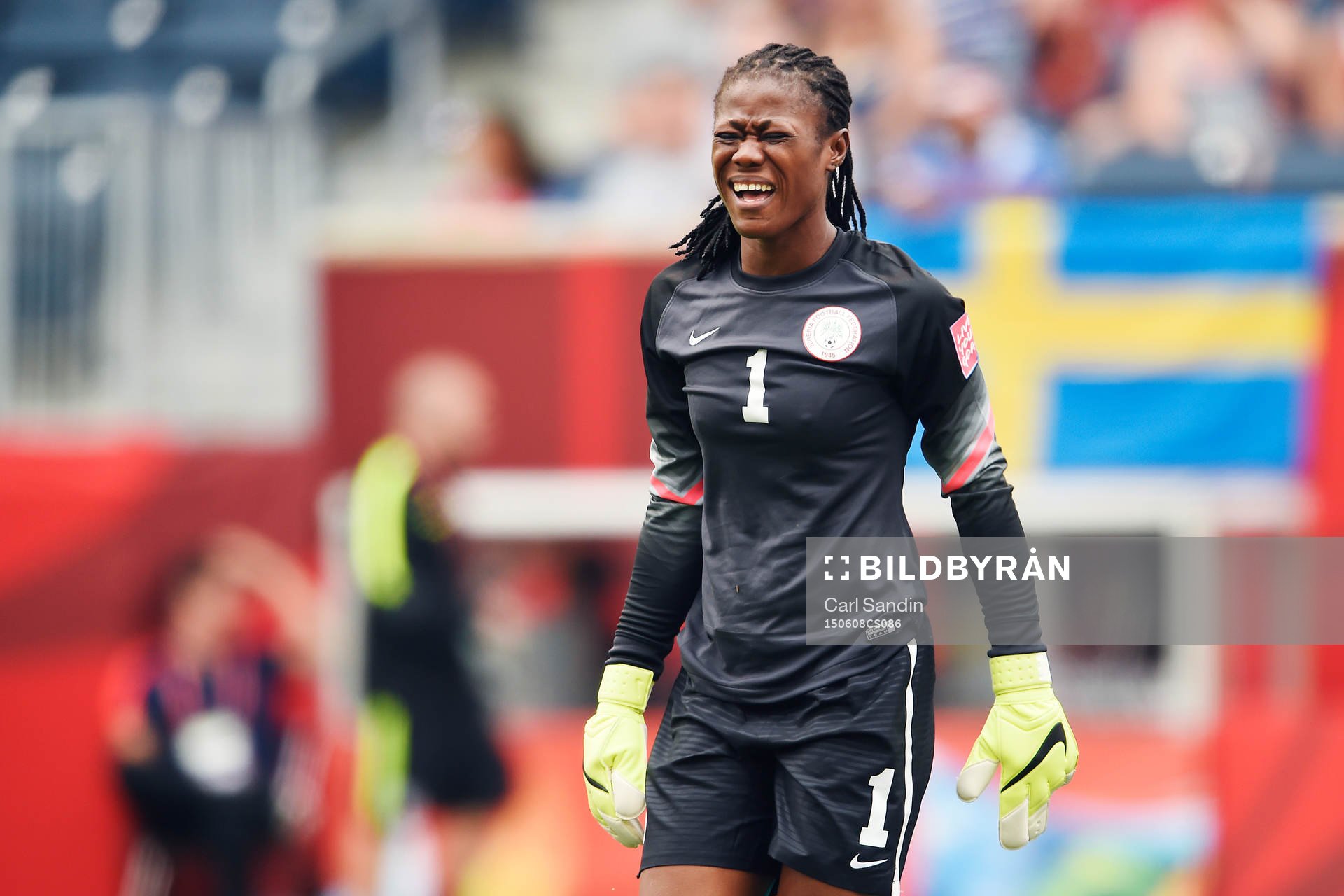 Nigerias målvakt Precious Dede deppar