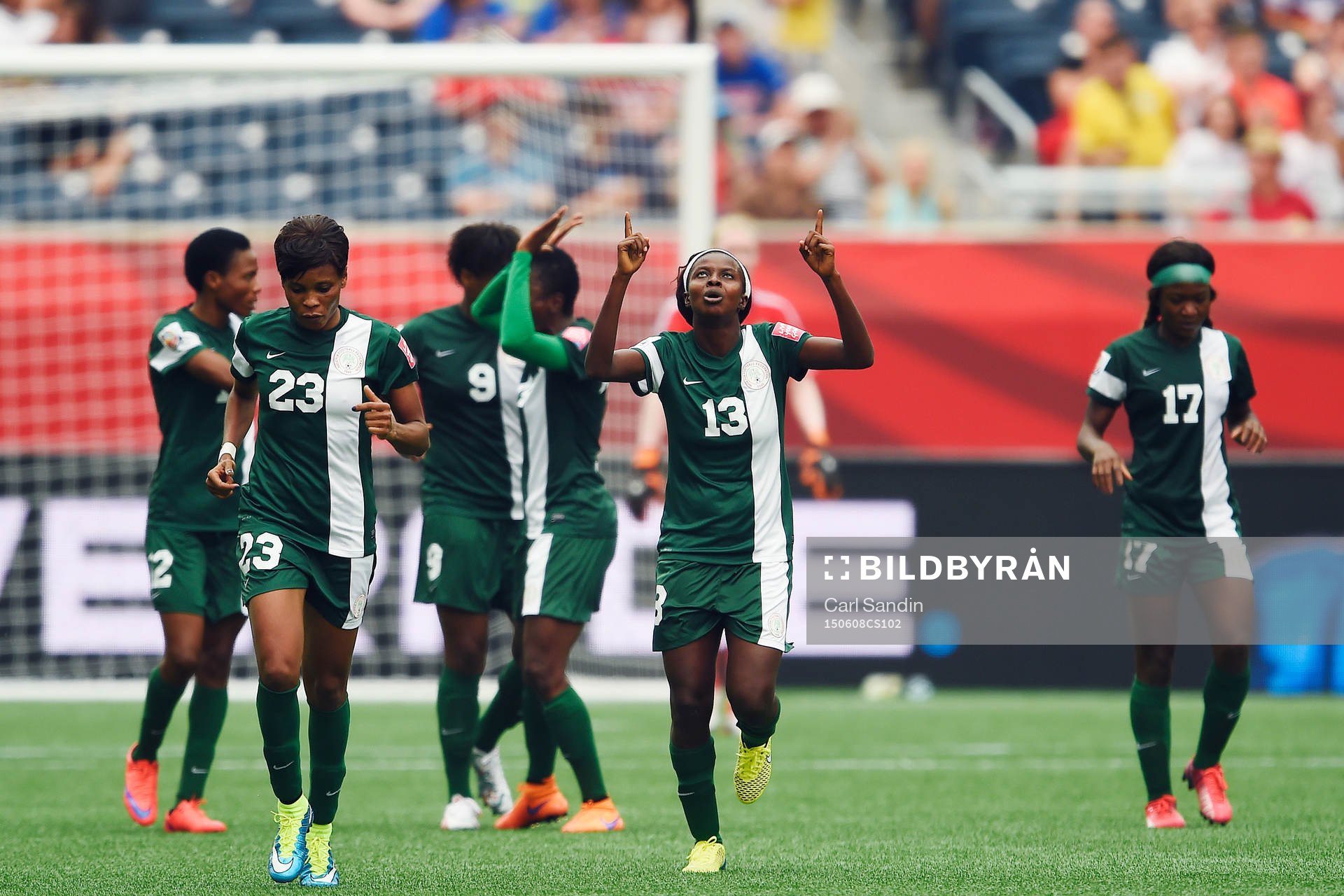 Nigerias Ngozi Okobi jublar efter 2-1 under fotbollsmatchen i VM mellan Sverige och Nigeria den 8 juni 2015 i Winnipeg.