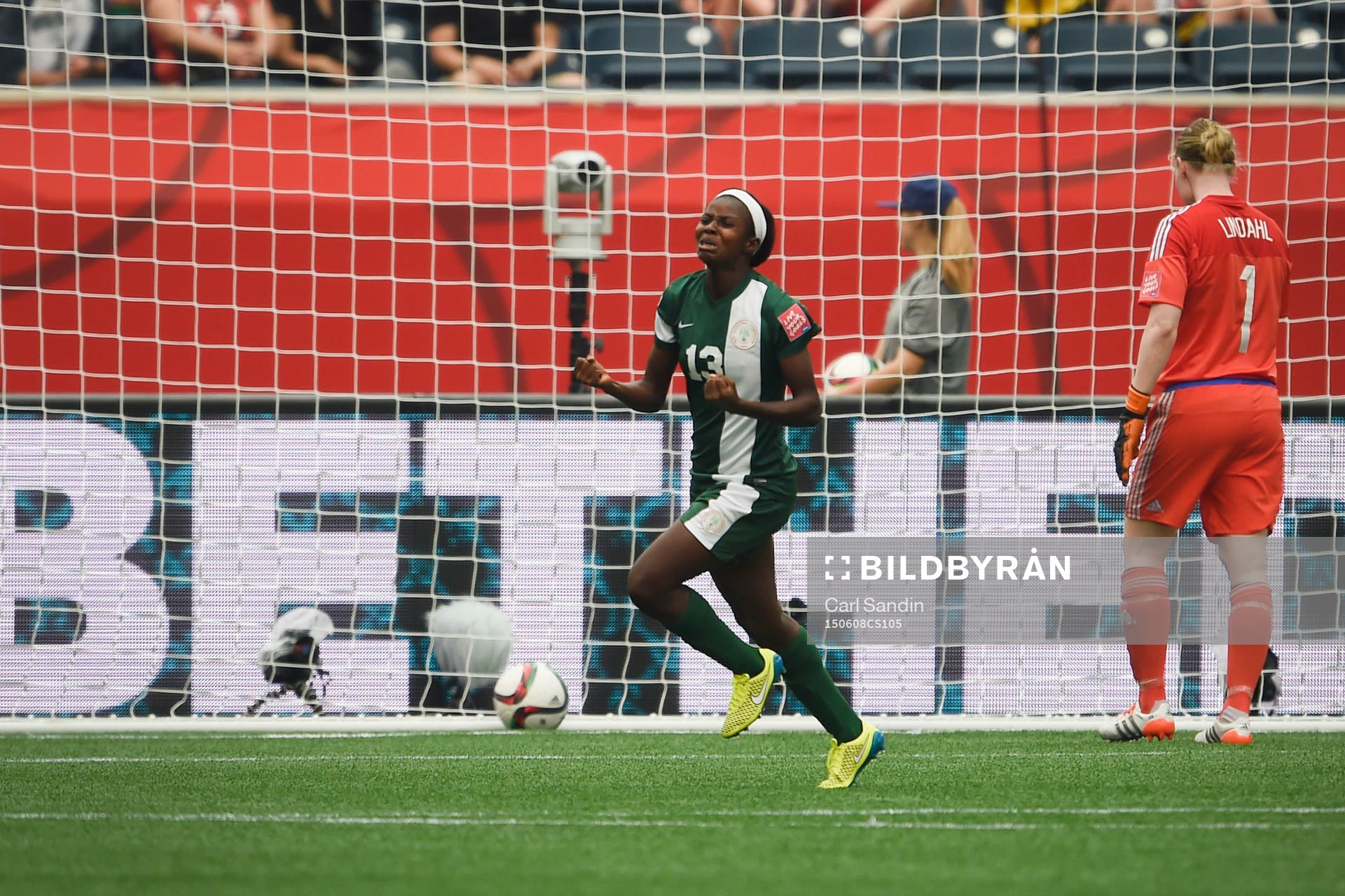 Nigerias Ngozi Okobi jublar efter 2-1 under fotbollsmatchen i VM mellan Sverige och Nigeria den 8 juni 2015 i Winnipeg.