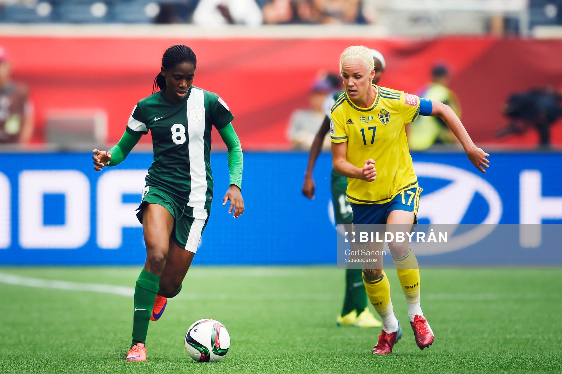 Nigerias Asisat Oshoala och Sveriges Caroline Seger