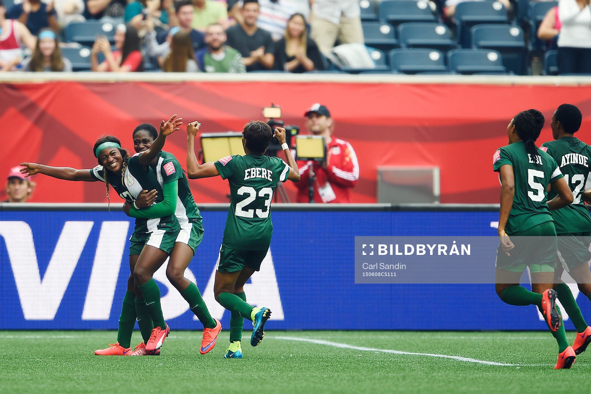Nigerias Francisca Ordega jublar efter 3-3 under fotbollsmatchen i VM mellan Sverige och Nigeria den 8 juni 2015 i Winnipeg.