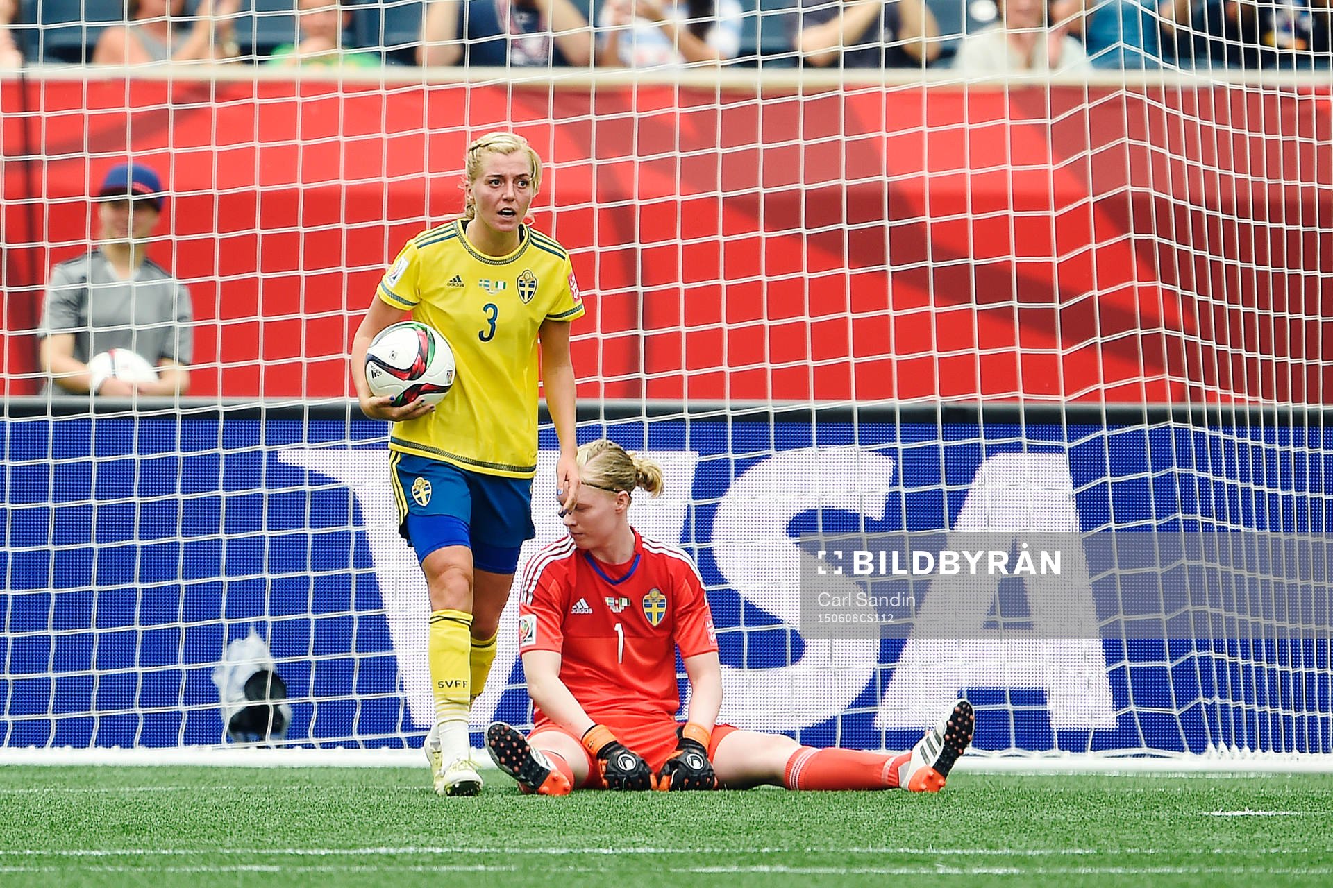 Sveriges Linda Sembrant och målvakt Hedvig Lindahl deppar