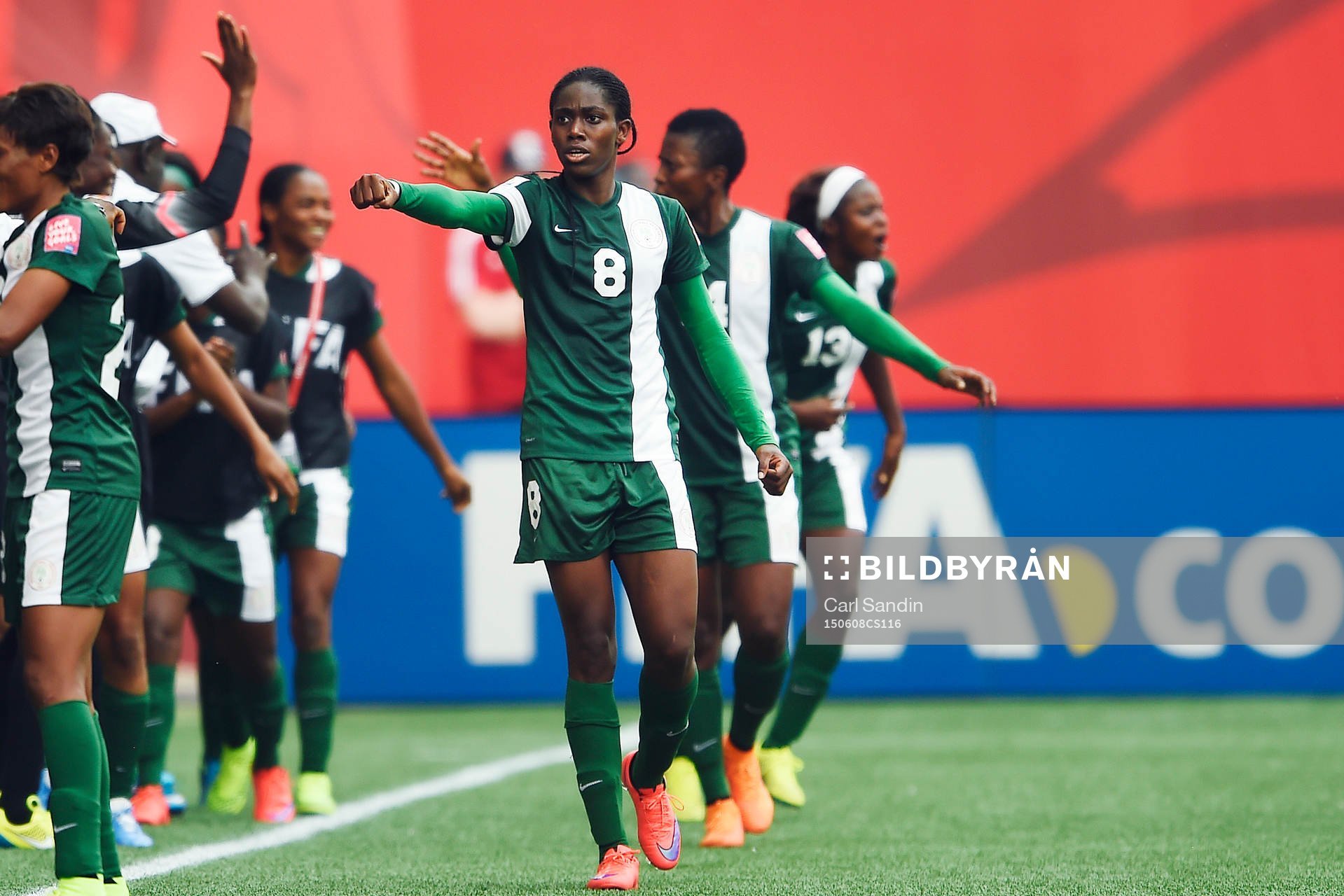 Nigerias Asisat Oshoala jublar