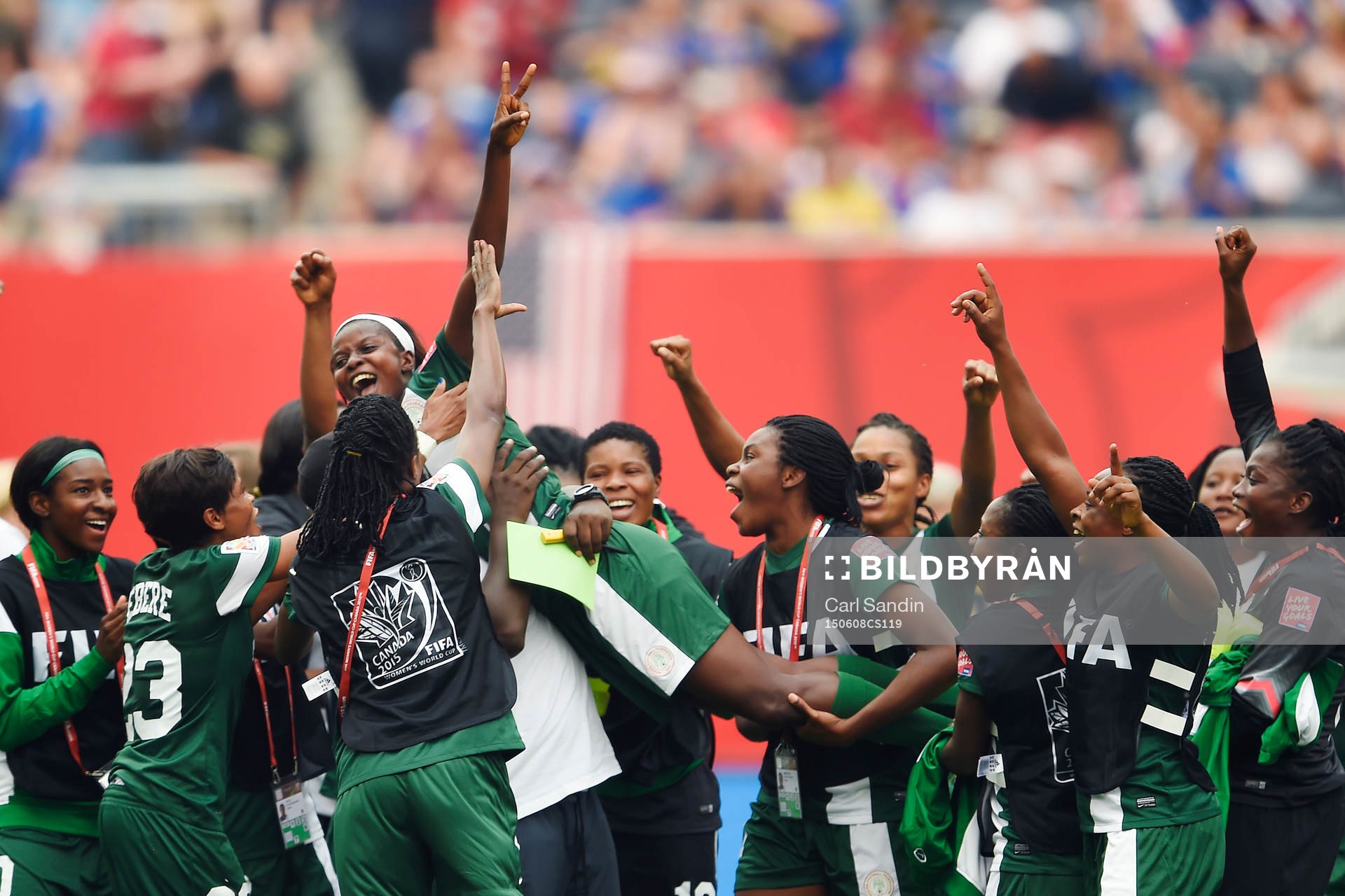 Nigerias spelare med Ngozi Okobi högst upp jublar
