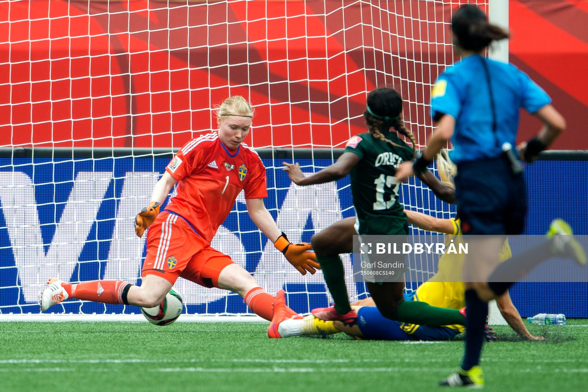 Nigerias Ngozi Okobi tunnlar Sveriges målvakt Hedvig Lindahl och gör 3-3 under fotbollsmatchen i VM mellan Sverige och Nigeria den 8 juni 2015 i Winnipeg.