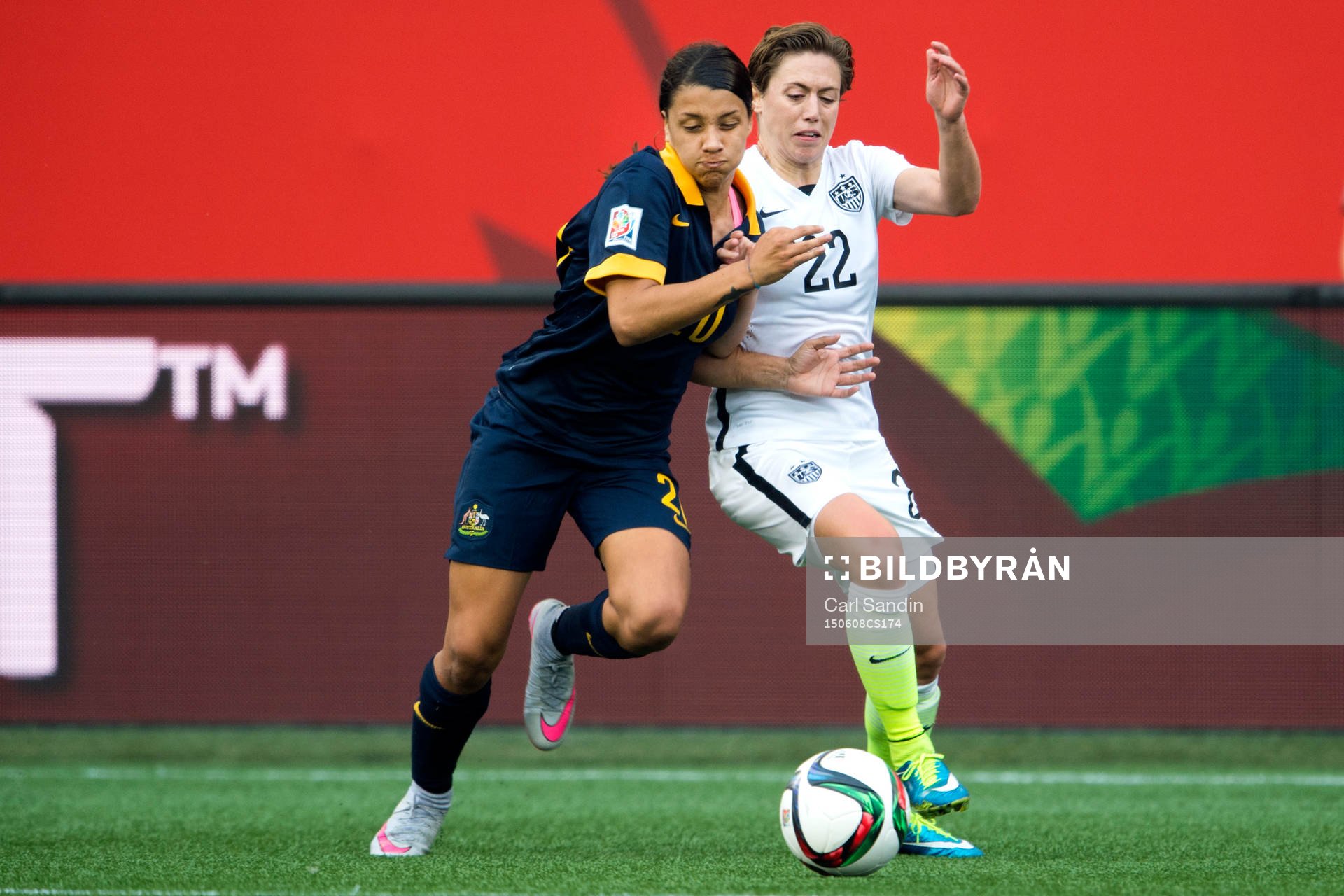 Australiens Samantha Kerr i närkamp med USA:s Meghan Klingenberg under fotbollsmatchen i VM mellan USA och Australien den 8 juni 2015 i Winnipeg.