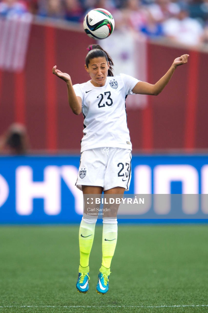 s Christen Press nickar en boll