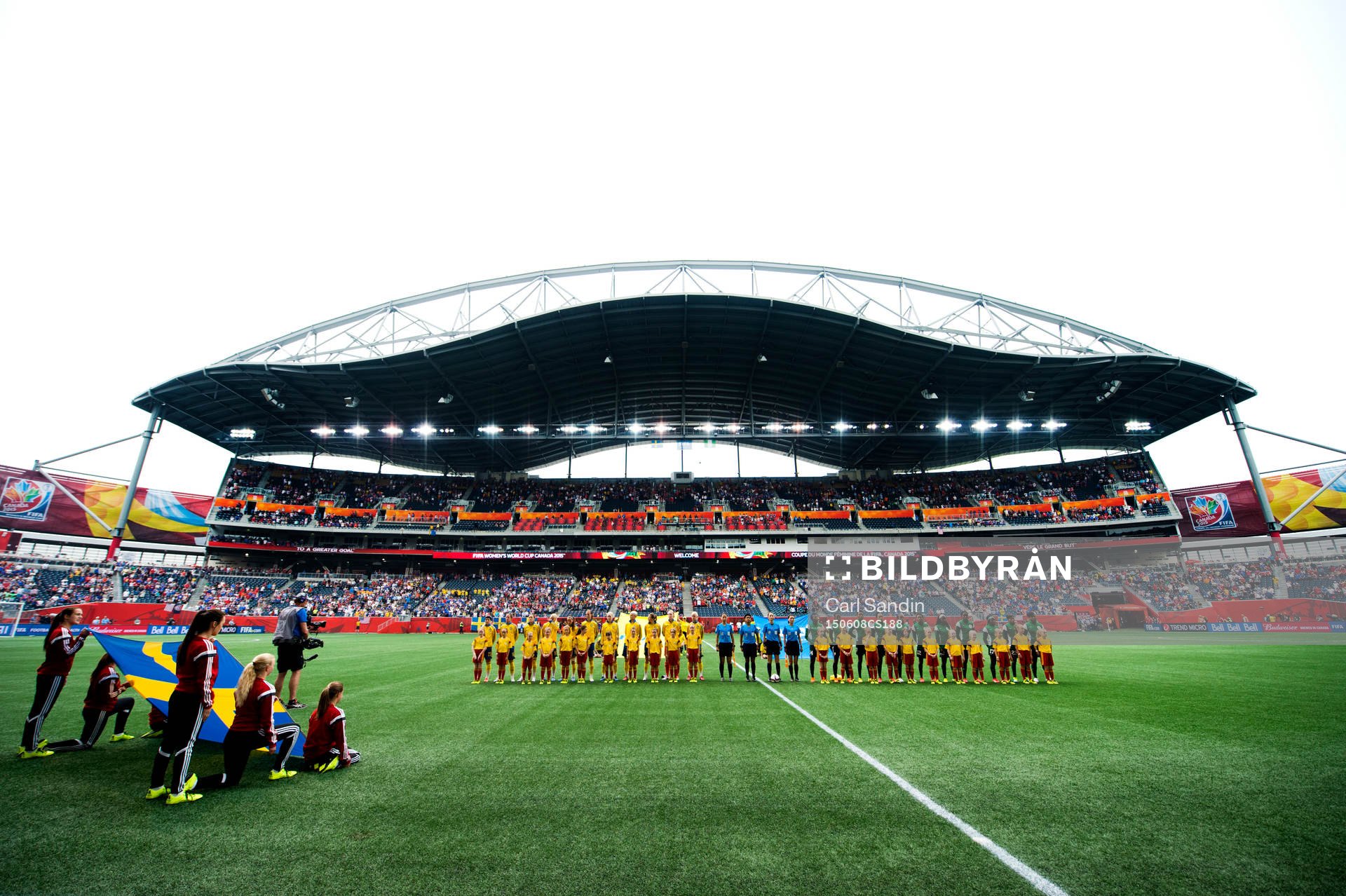Sveriges och Nigerias spelare står uppställda vid lineup innan fotbollsmatchen i VM mellan Sverige och Nigeria den 8 juni 2015 i Winnipeg.