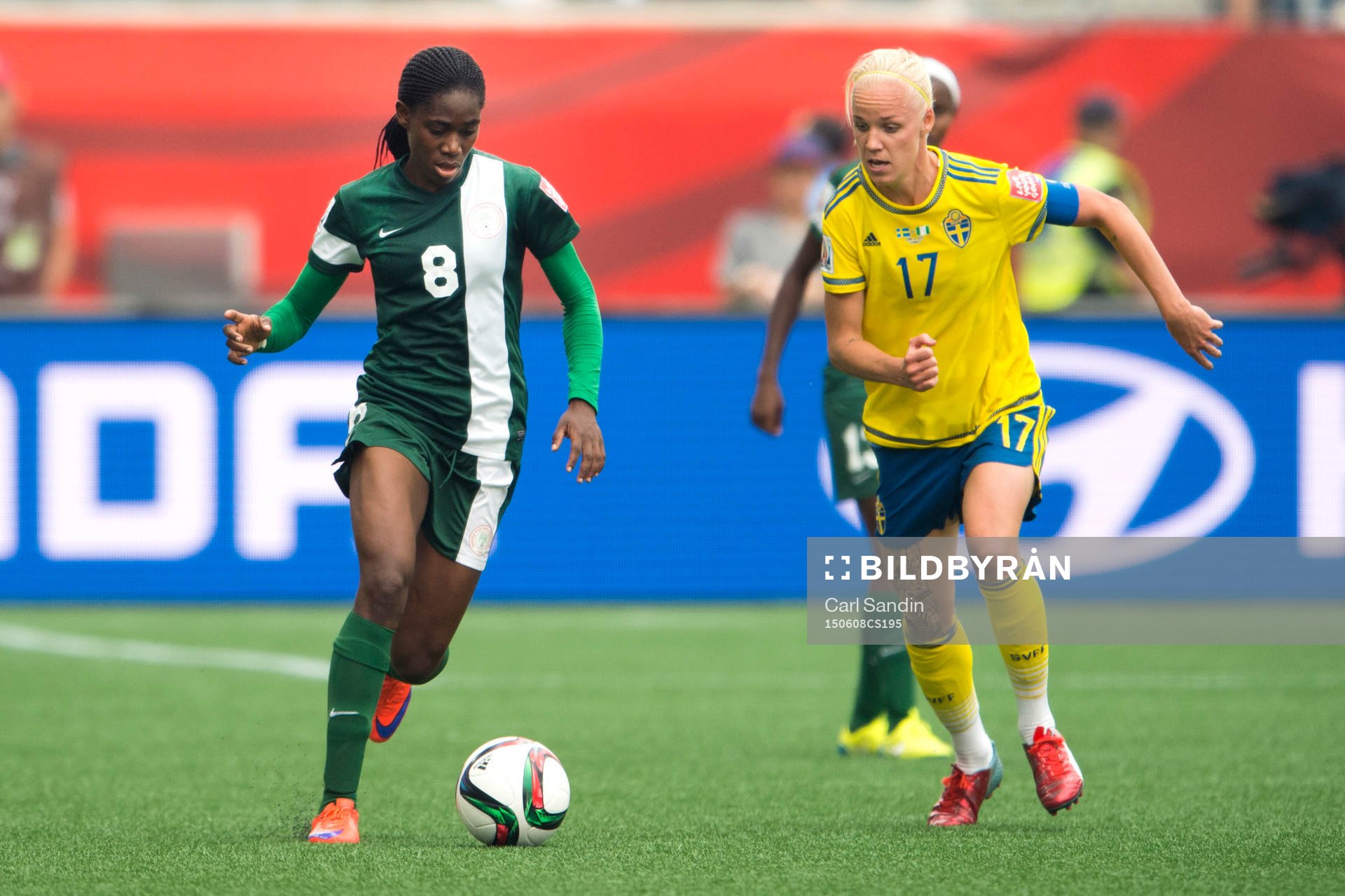 Nigerias Asisat Oshoala och Sveriges Caroline Seger