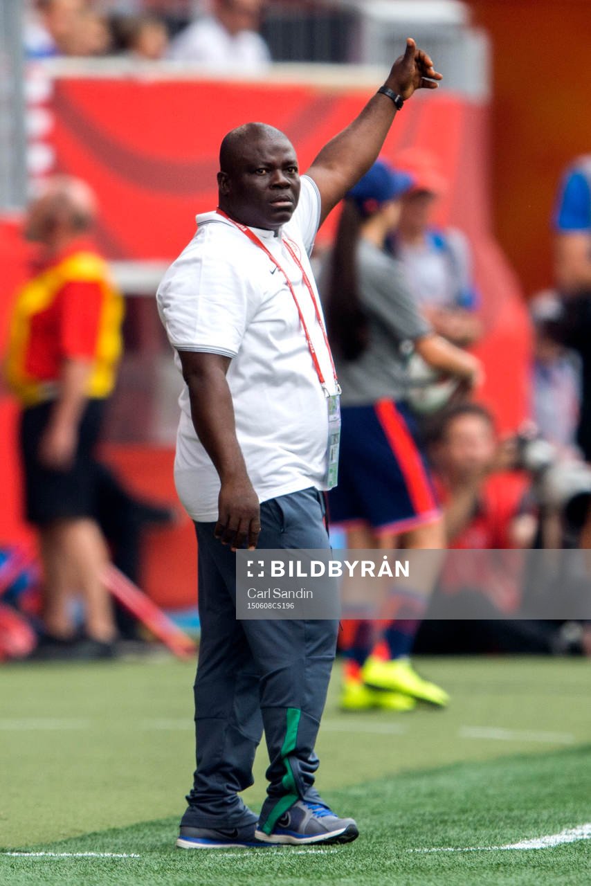Nigerias Förbundskapten Edwin Okon under fotbollsmatchen i VM mellan Sverige och Nigeria den 8 juni 2015 i Winnipeg.