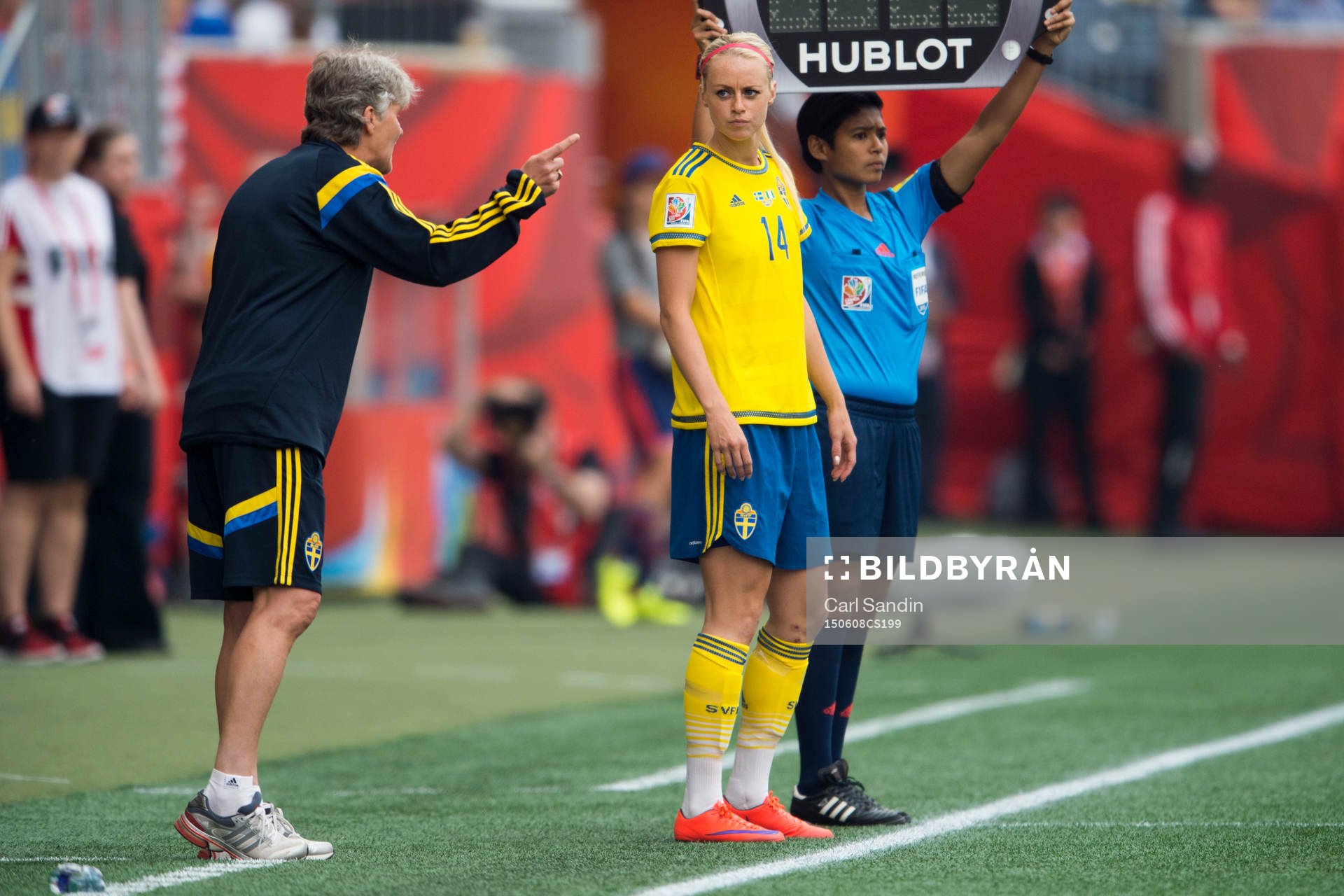 Sveriges förbundskapten Pia Sundhage ger instruktioner till Amanda Ilestedt när hon byts in under fotbollsmatchen i VM mellan Sverige och Nigeria den 8 juni 2015 i Winnipeg.