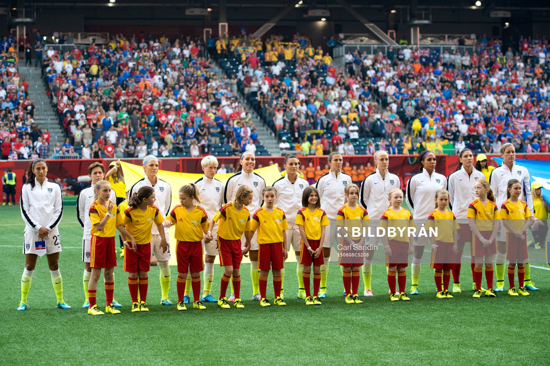 s spelare vid lineup innan fotbollsmatchen i VM mellan USA
