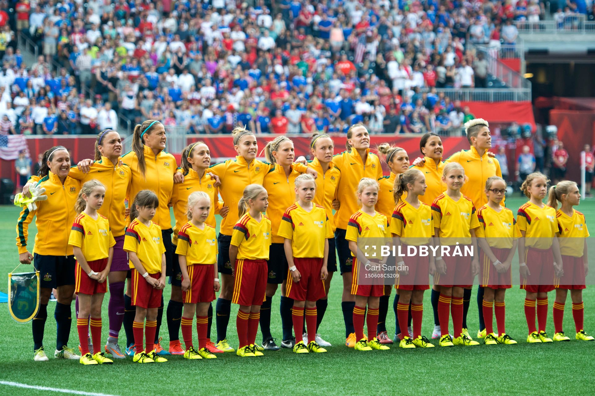Australiens spelare vid lineup innan fotbollsmatchen i VM