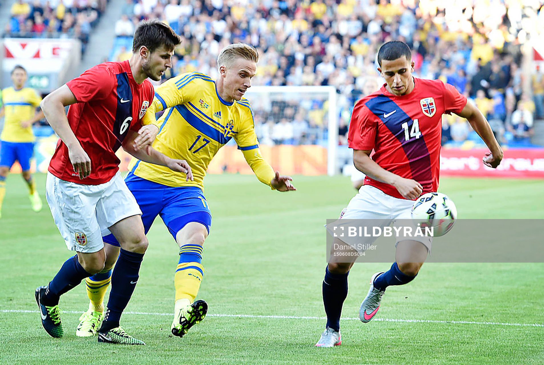 Norges Haavard Nordtveit och Omar Elabdellaoui i kamp mot