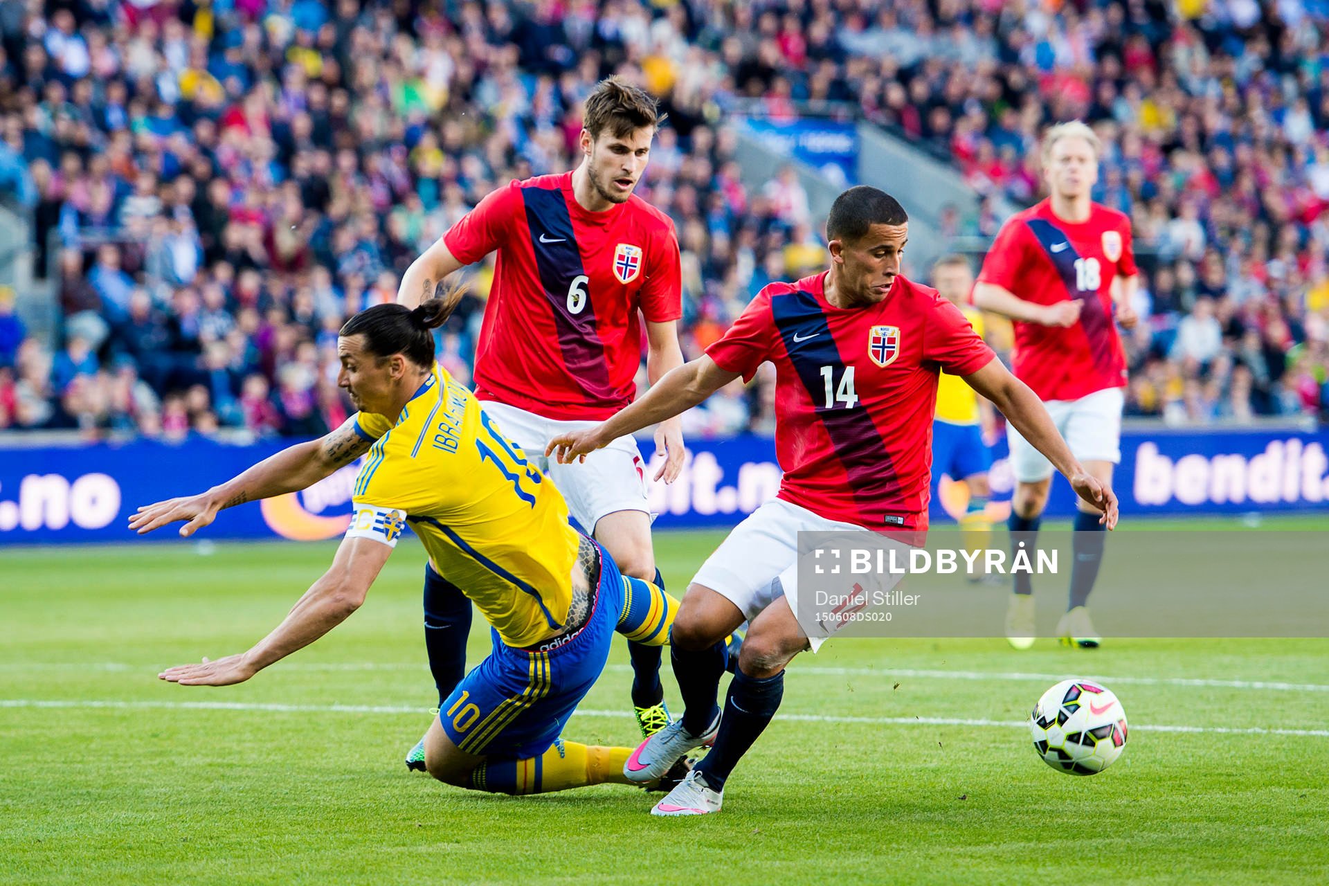 Sveriges Zlatan Ibrahimovic dras ner av Norges Håvard