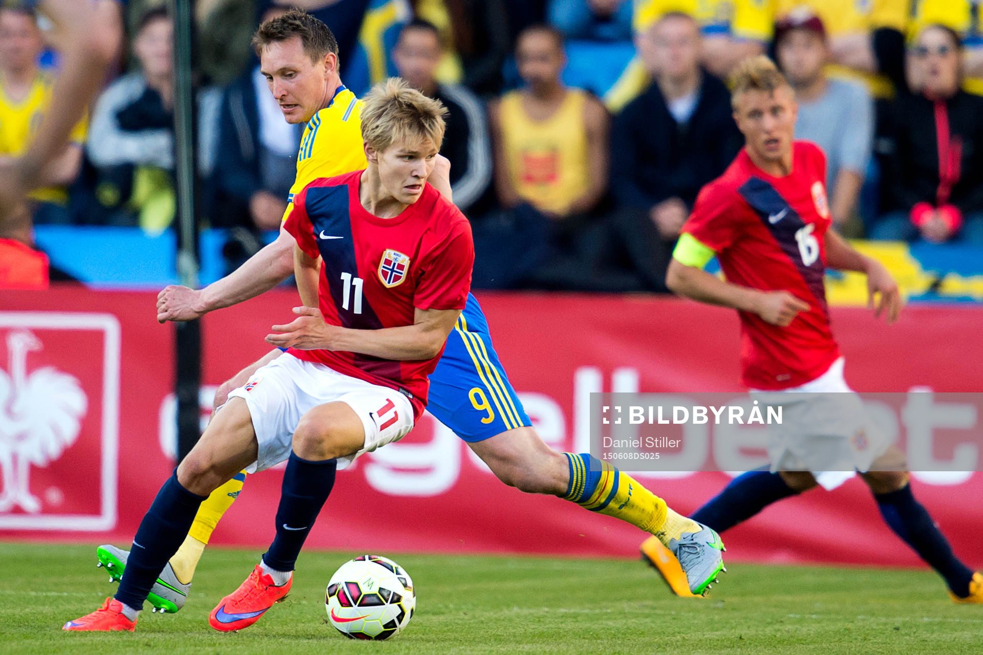 Norges Martin Ödegaard i kamp med Sveriges Kim Källström  under fotbollslandskampen mellan Norge och Sverige den 8 juni 2015 i Oslo.