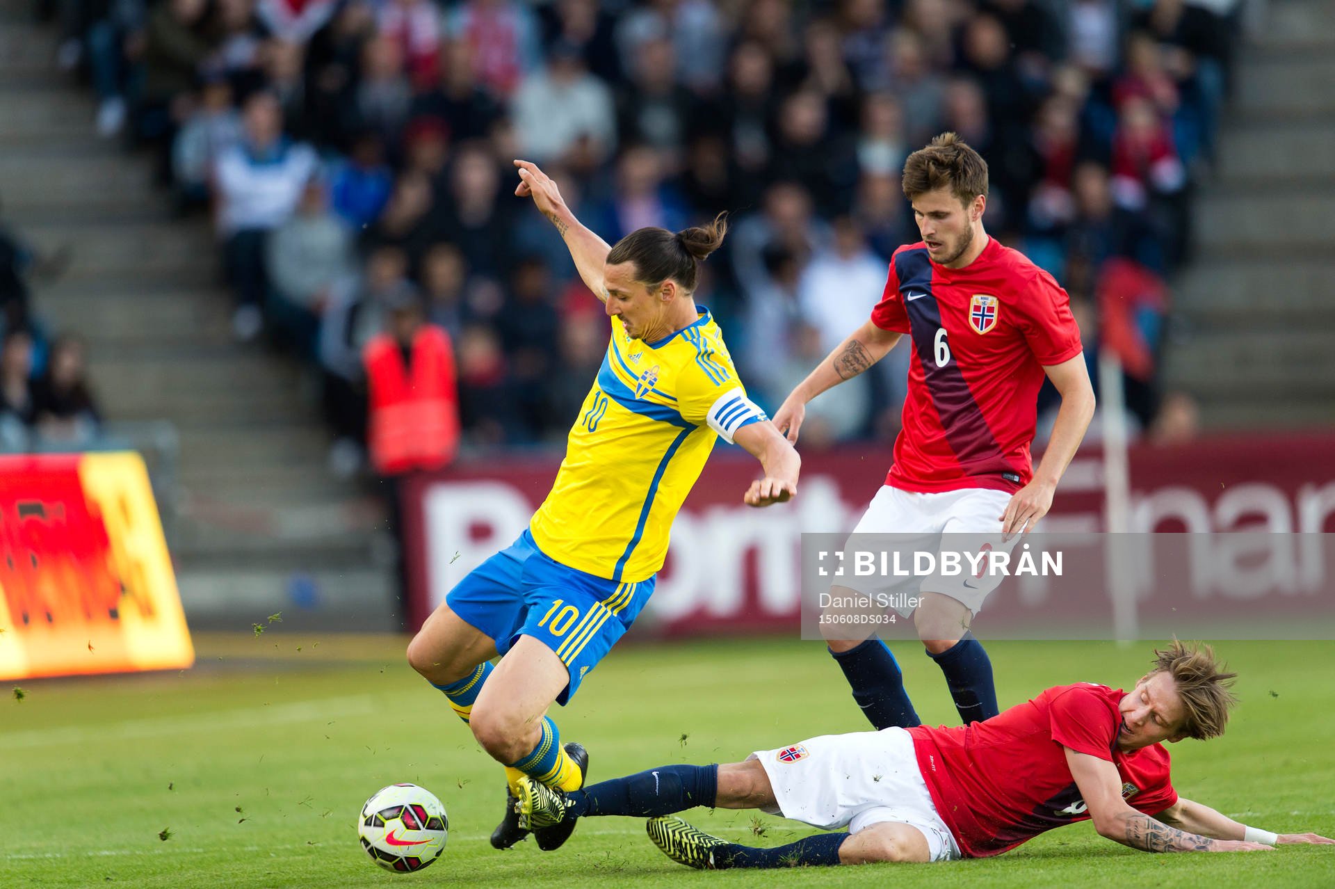 Sveriges Zlatan Ibrahimovic fälls av Norges Stefan Johansen
