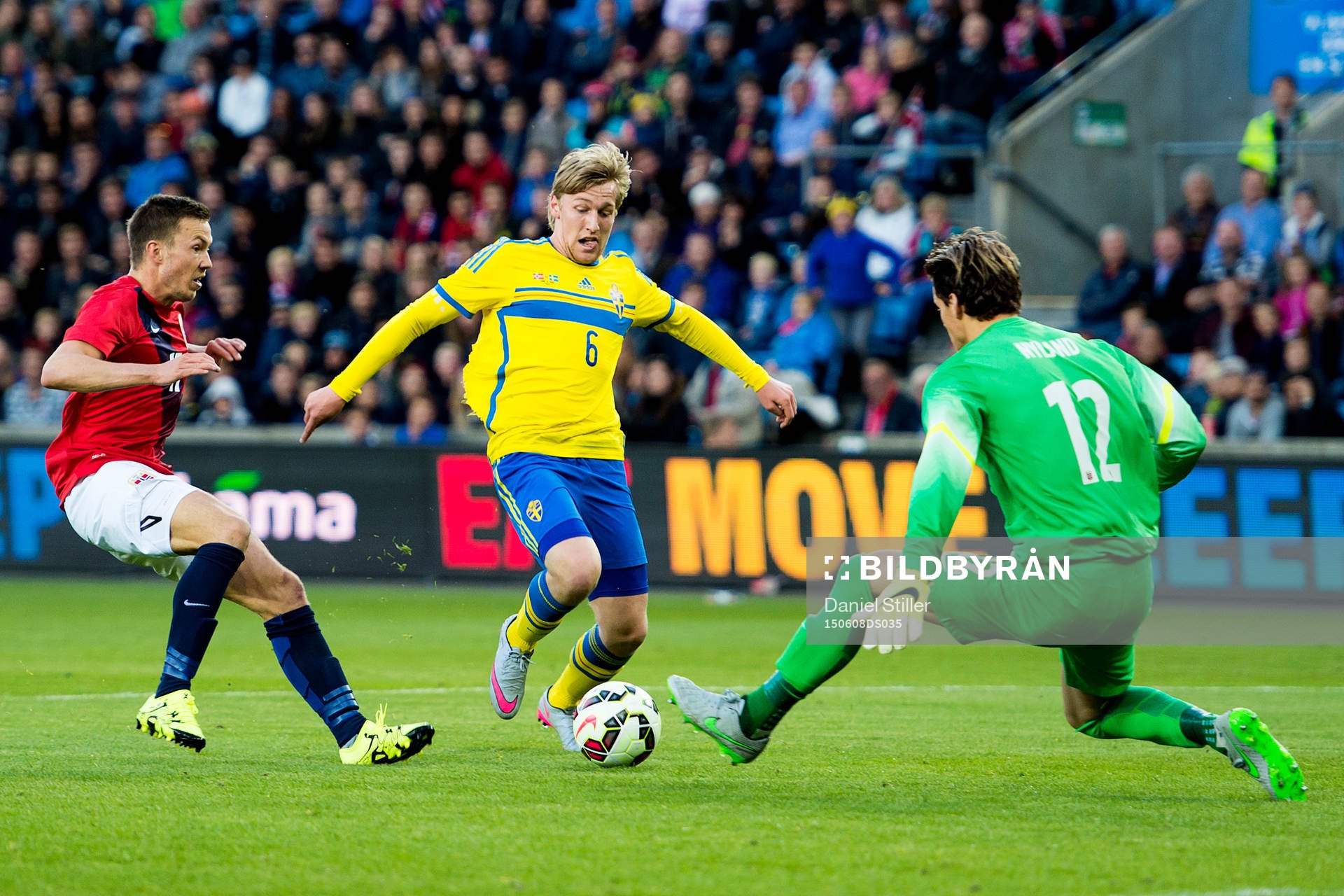 Sveriges Emil Forsberg och Norges målvakt Örjan Håskjold