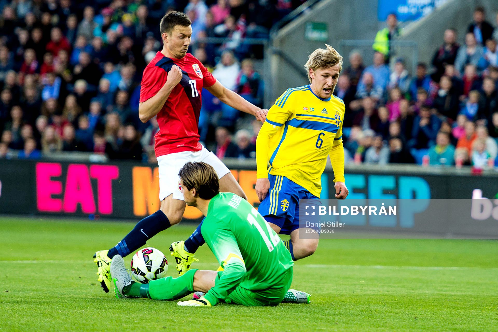 Sveriges Emil Forsberg och Norges målvakt Örjan Håskjold
