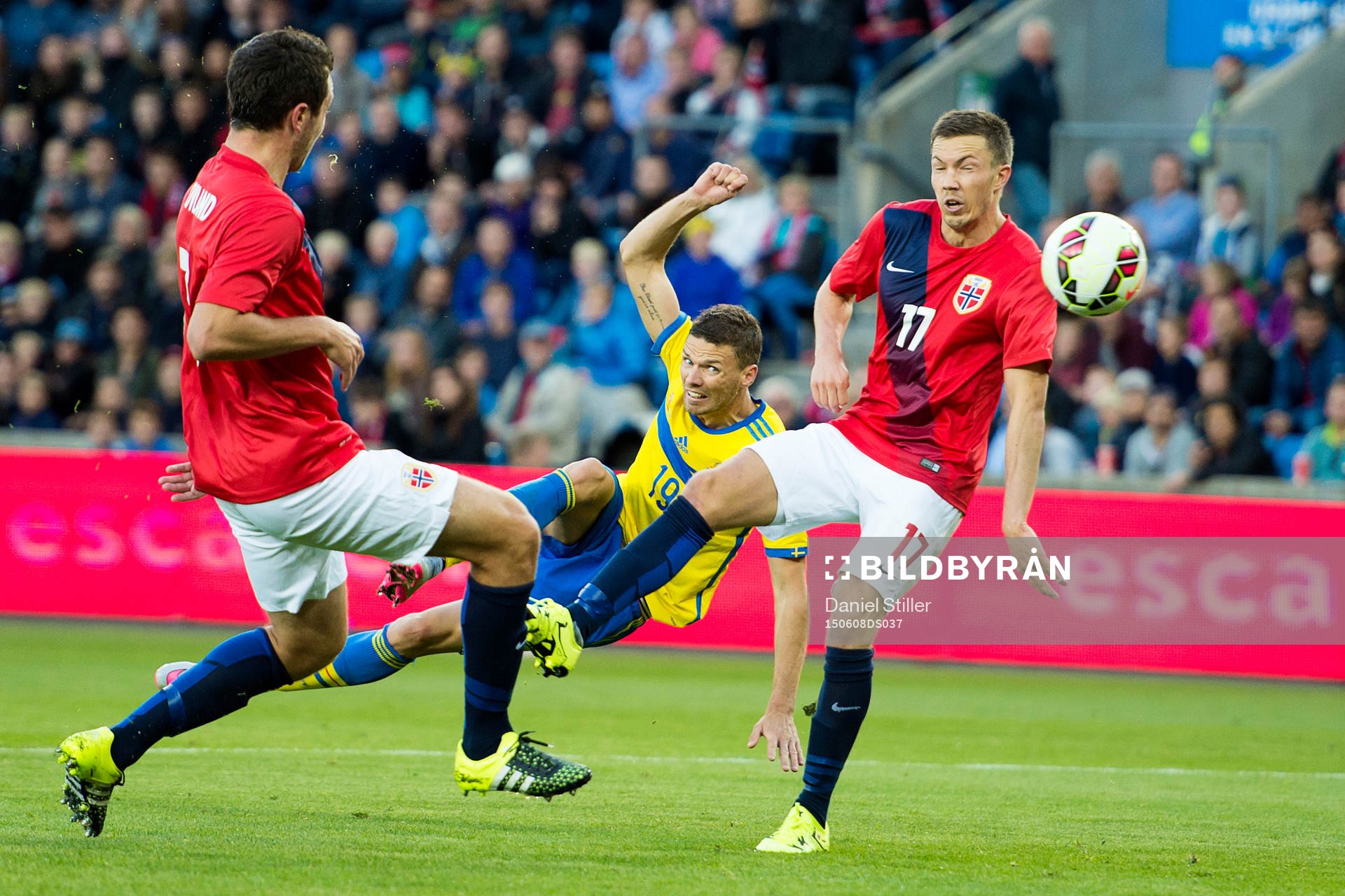 Sveriges Marcus Berg har en träff i stolpen medan Even Hovland och Martin Linnes tittar på under fotbollslandskampen mellan Norge och Sverige den 8 juni 2015 i Oslo.